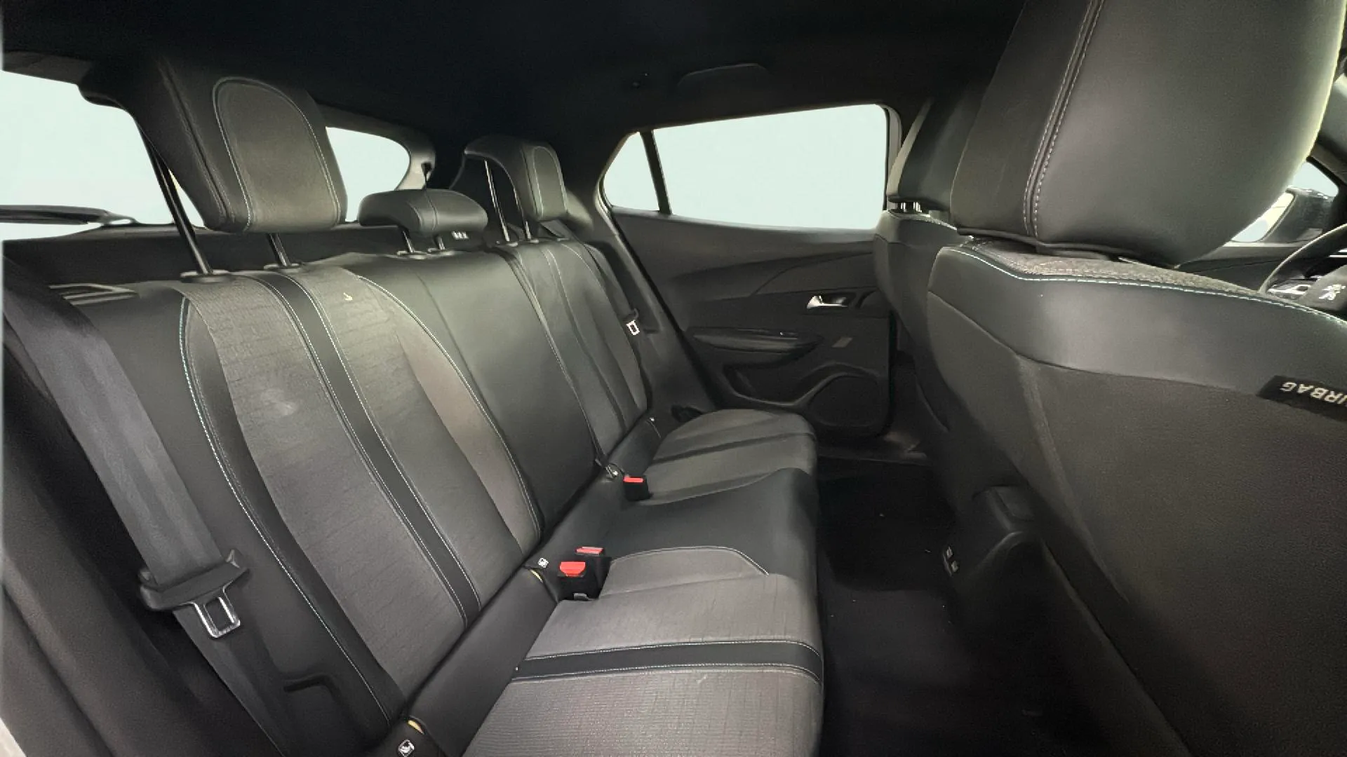 Peugeot 2008 Allure Pack PureTech 130 EAT8 - foto 11
