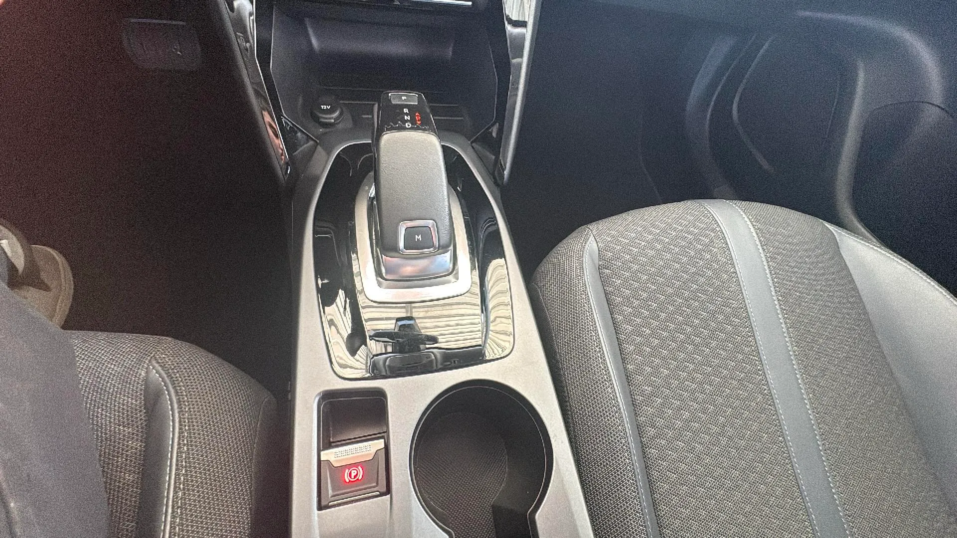 Peugeot 2008 Allure PureTech 130 EAT8 - foto 23
