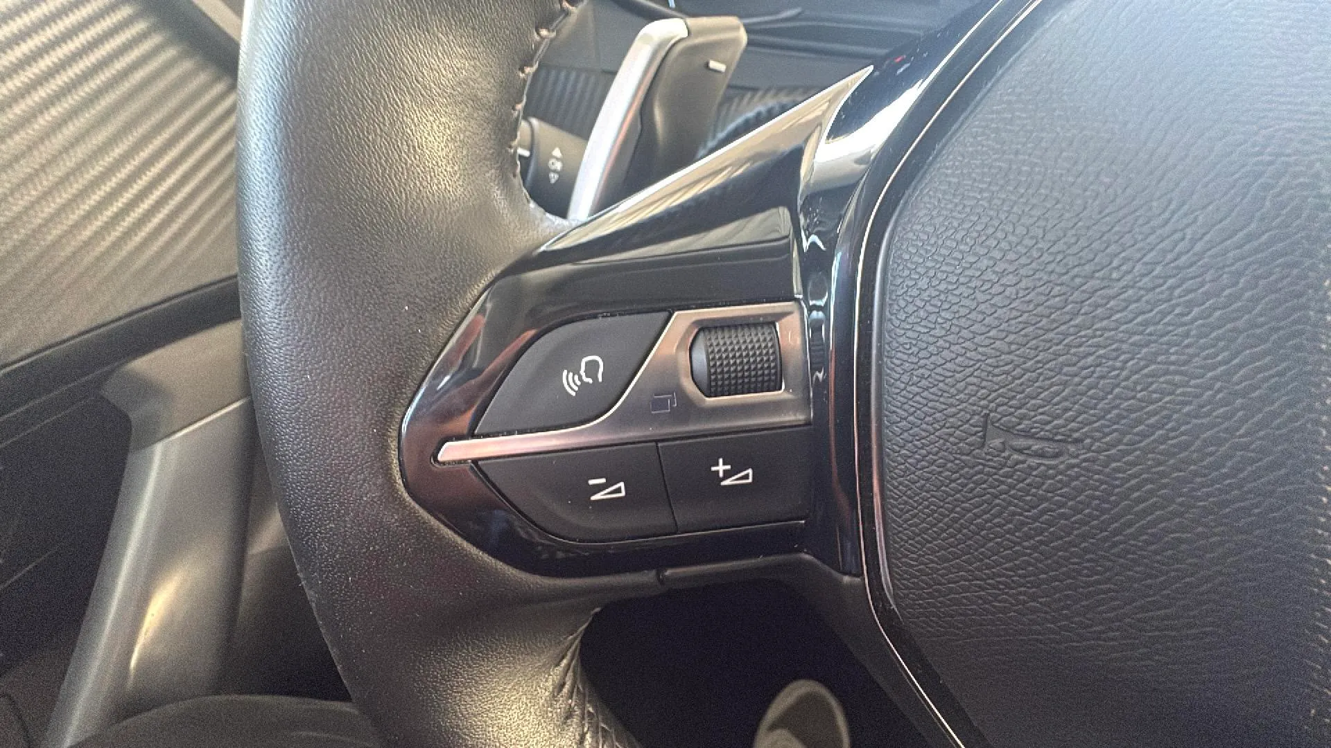 Peugeot 2008 Allure PureTech 130 EAT8 - foto 12