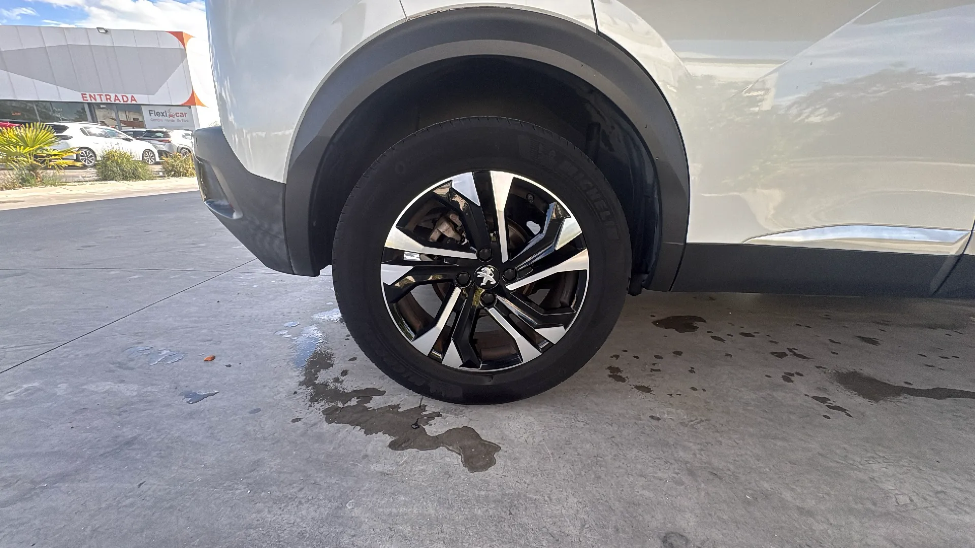 Peugeot 2008 Allure PureTech 130 EAT8 - foto 32