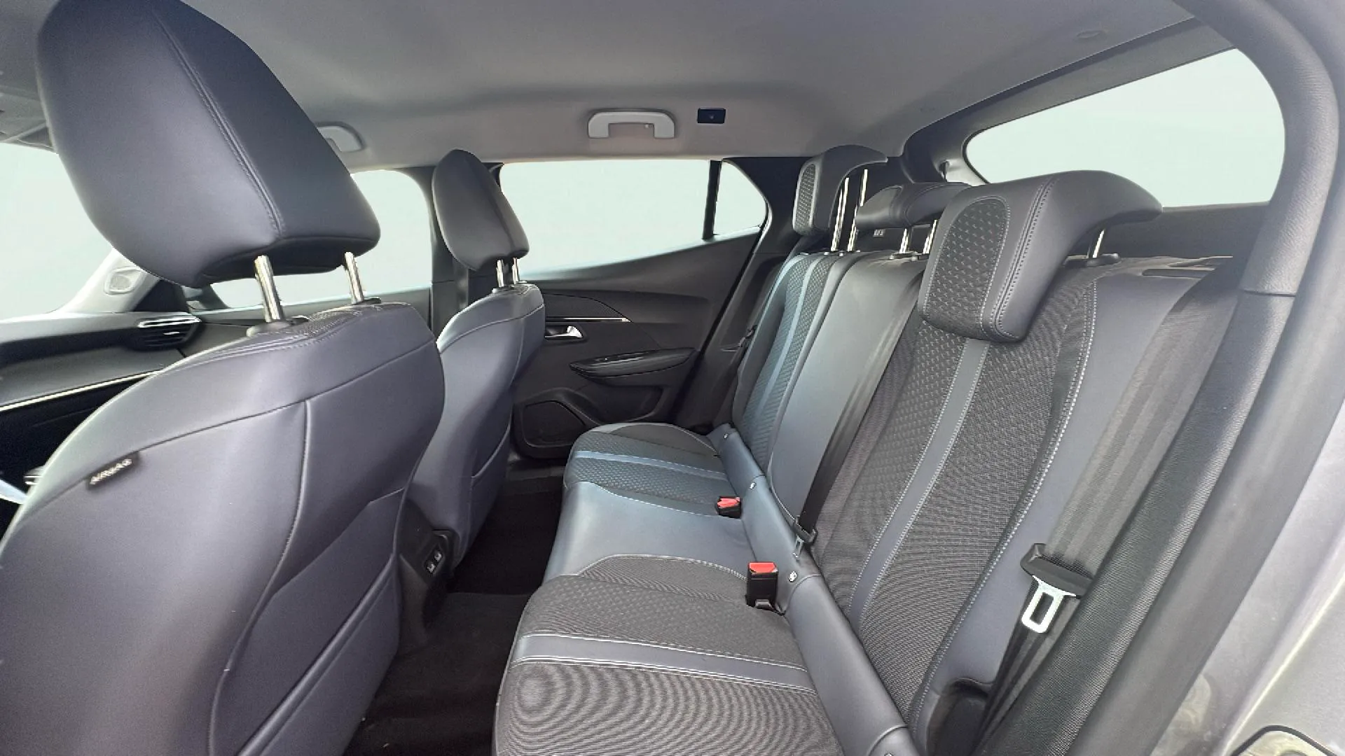 Peugeot 2008 Allure Pack PureTech 130 BVM6 - foto 18