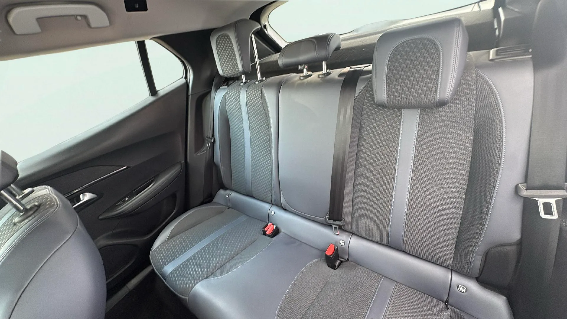 Peugeot 2008 Allure Pack PureTech 130 BVM6 - foto 20