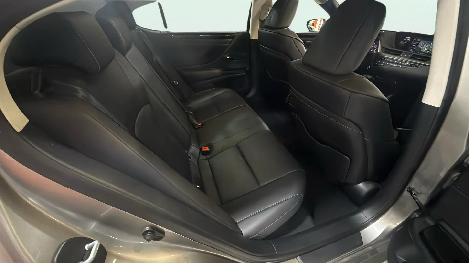 Lexus ES 2.5 300h Business - foto 10