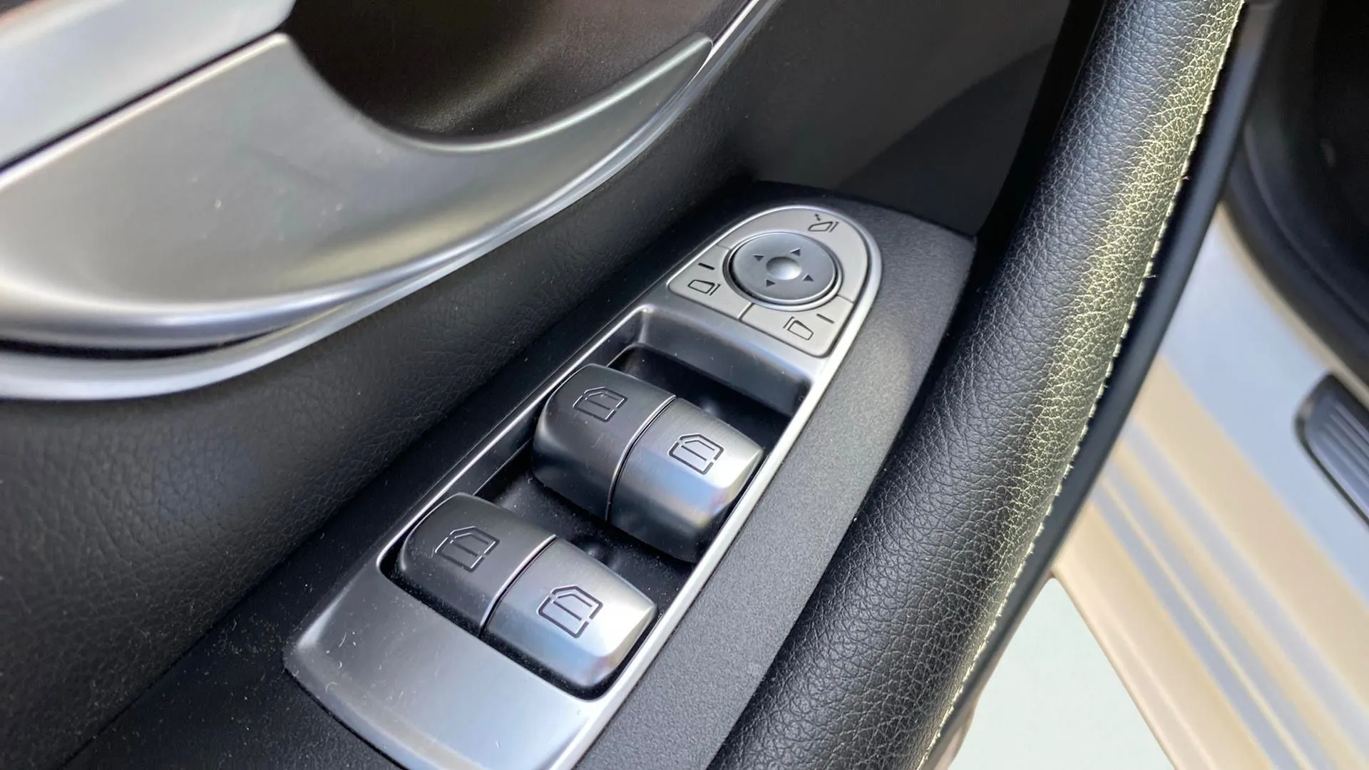 Mercedes-Benz Clase E Coupé E 300 - foto 24