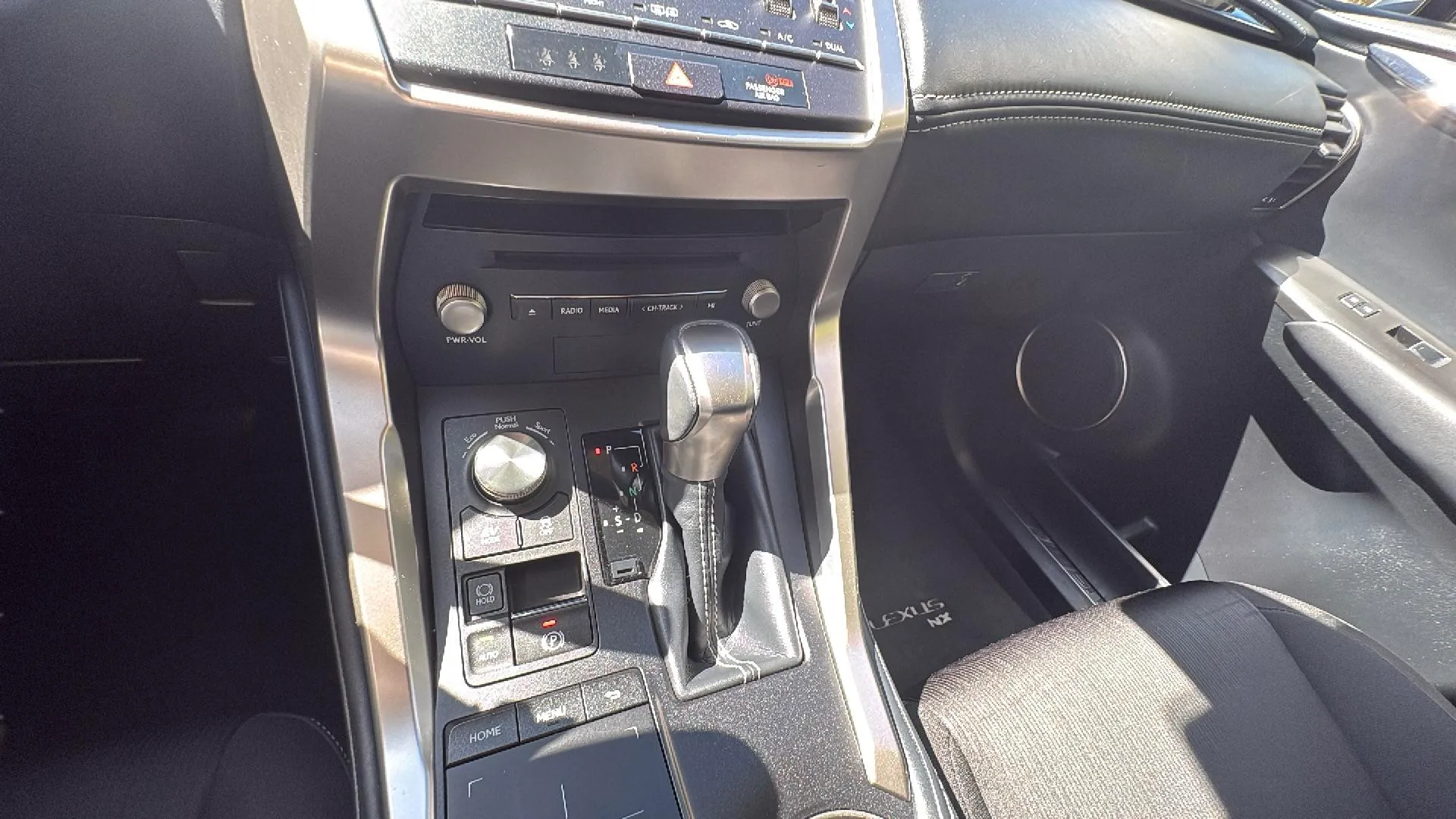 Lexus NX 2.5 300h Business 2WD - foto 13