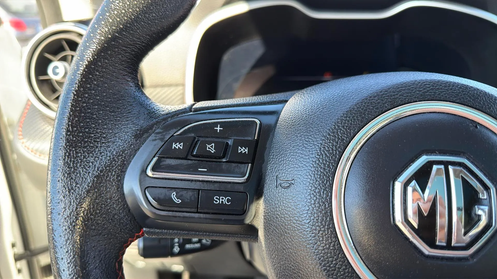 MG ZS 1.0T Luxury - foto 12