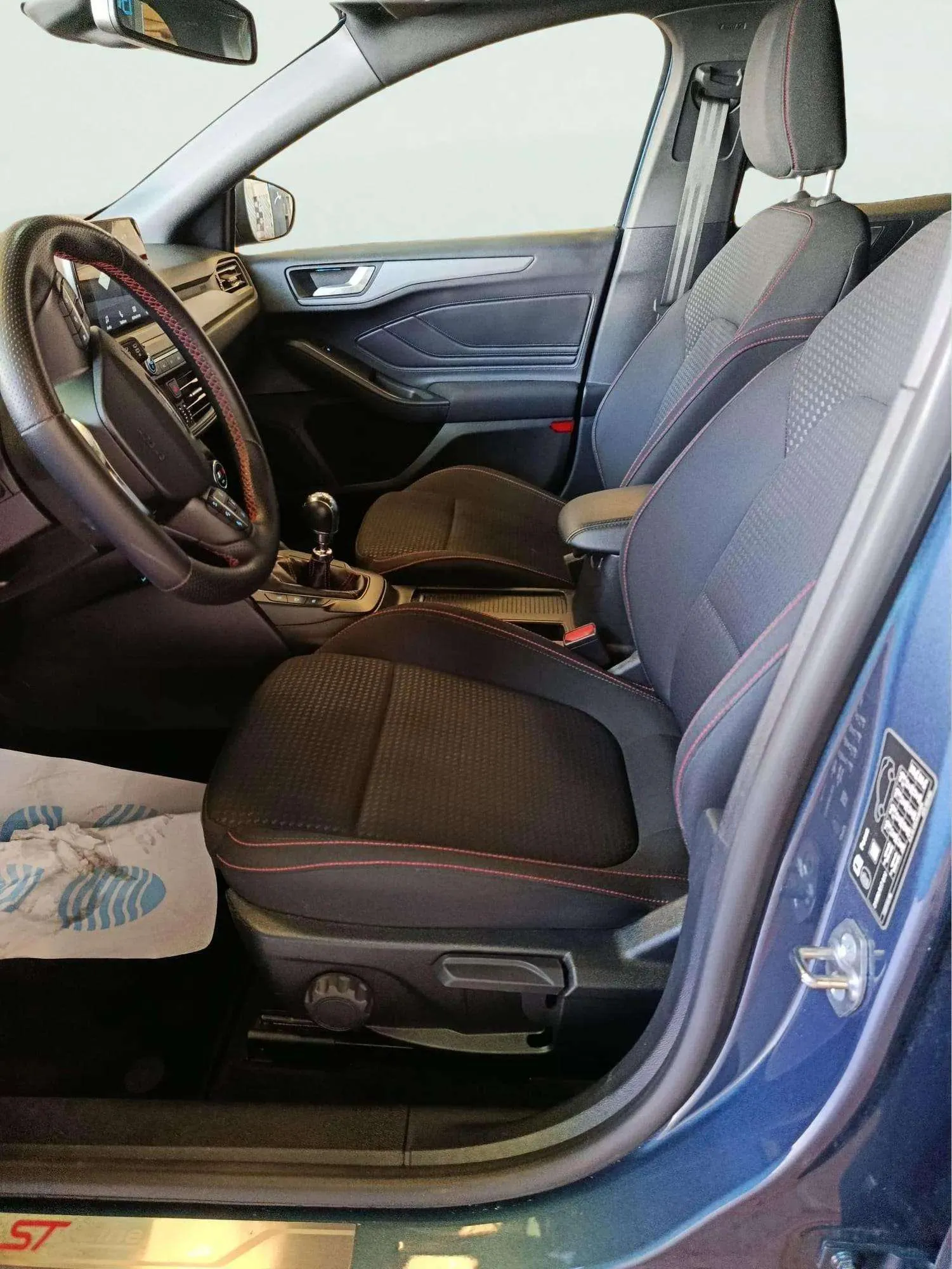 Ford Focus 1.0 EcoBoost MHEV ST-Line - foto 6