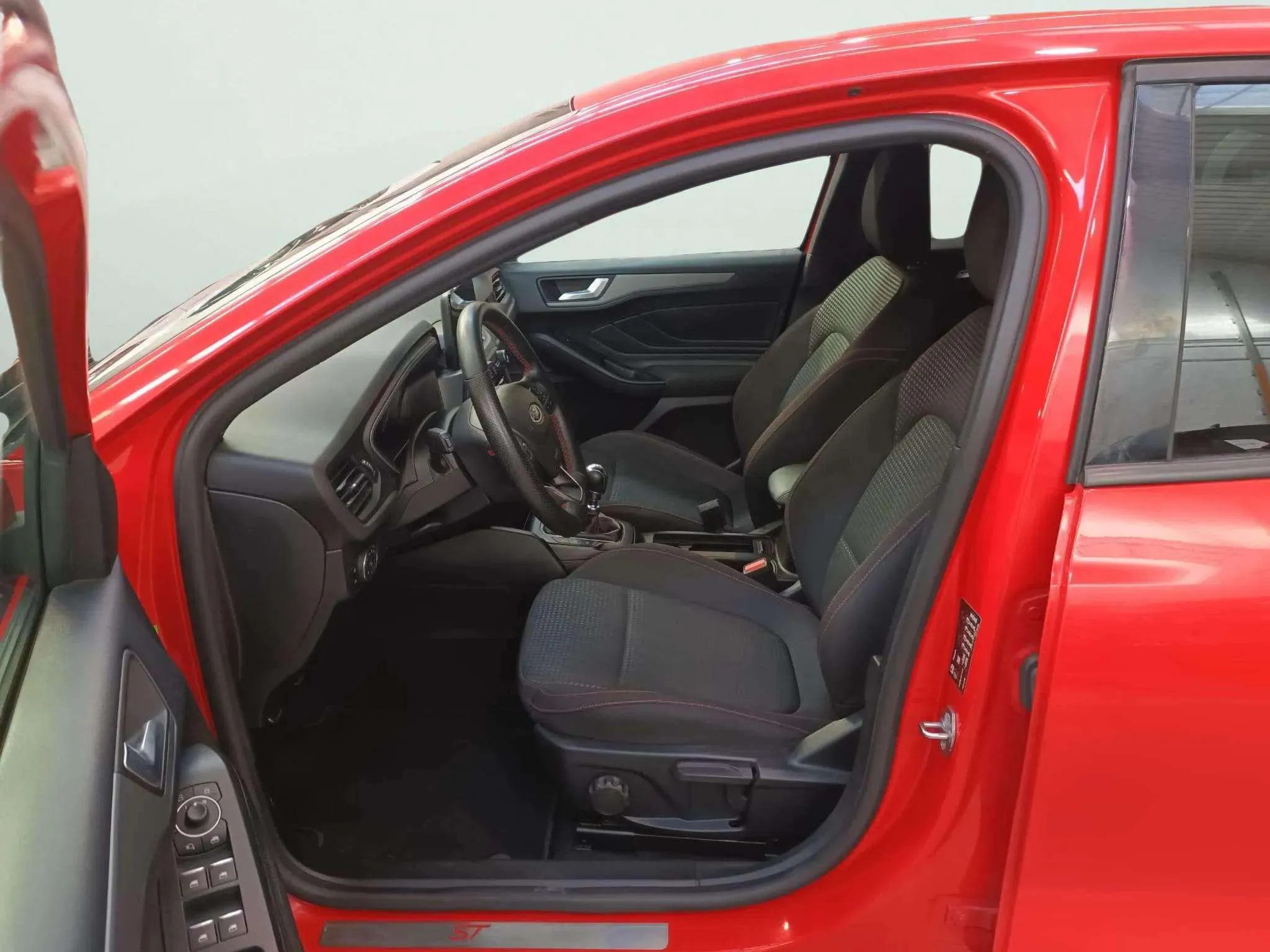 Ford Focus 1.0 EcoBoost MHEV ST-Line - foto 6