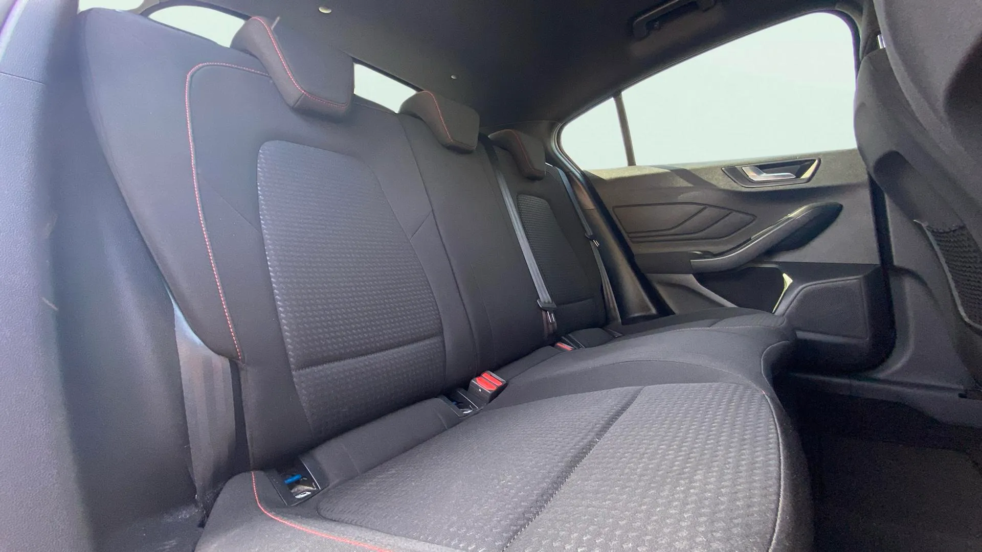 Ford Focus 1.0 EcoBoost MHEV ST-Line Design SIP - foto 14