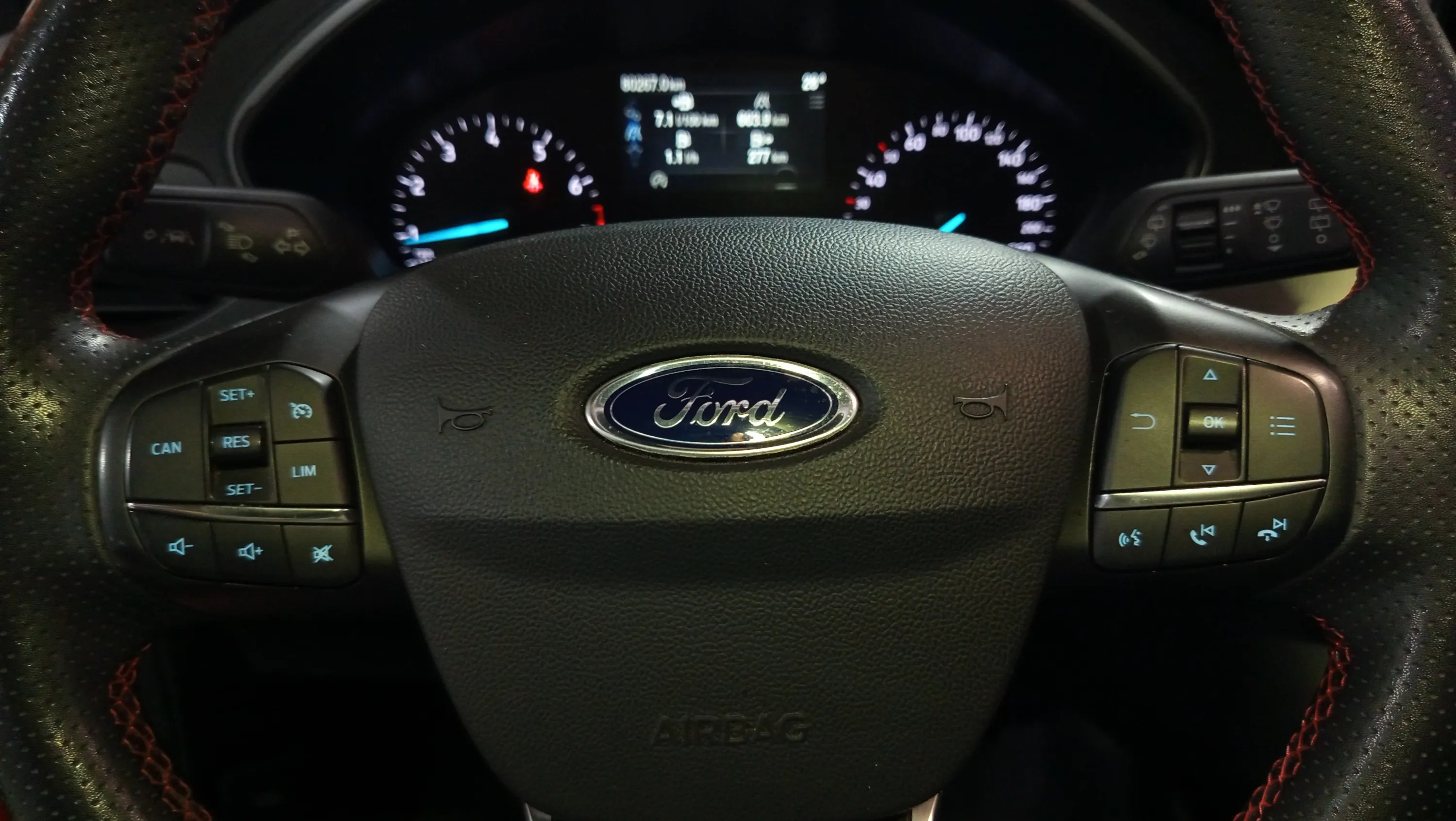 Ford Focus 1.0 EcoBoost MHEV ST-Line - foto 22