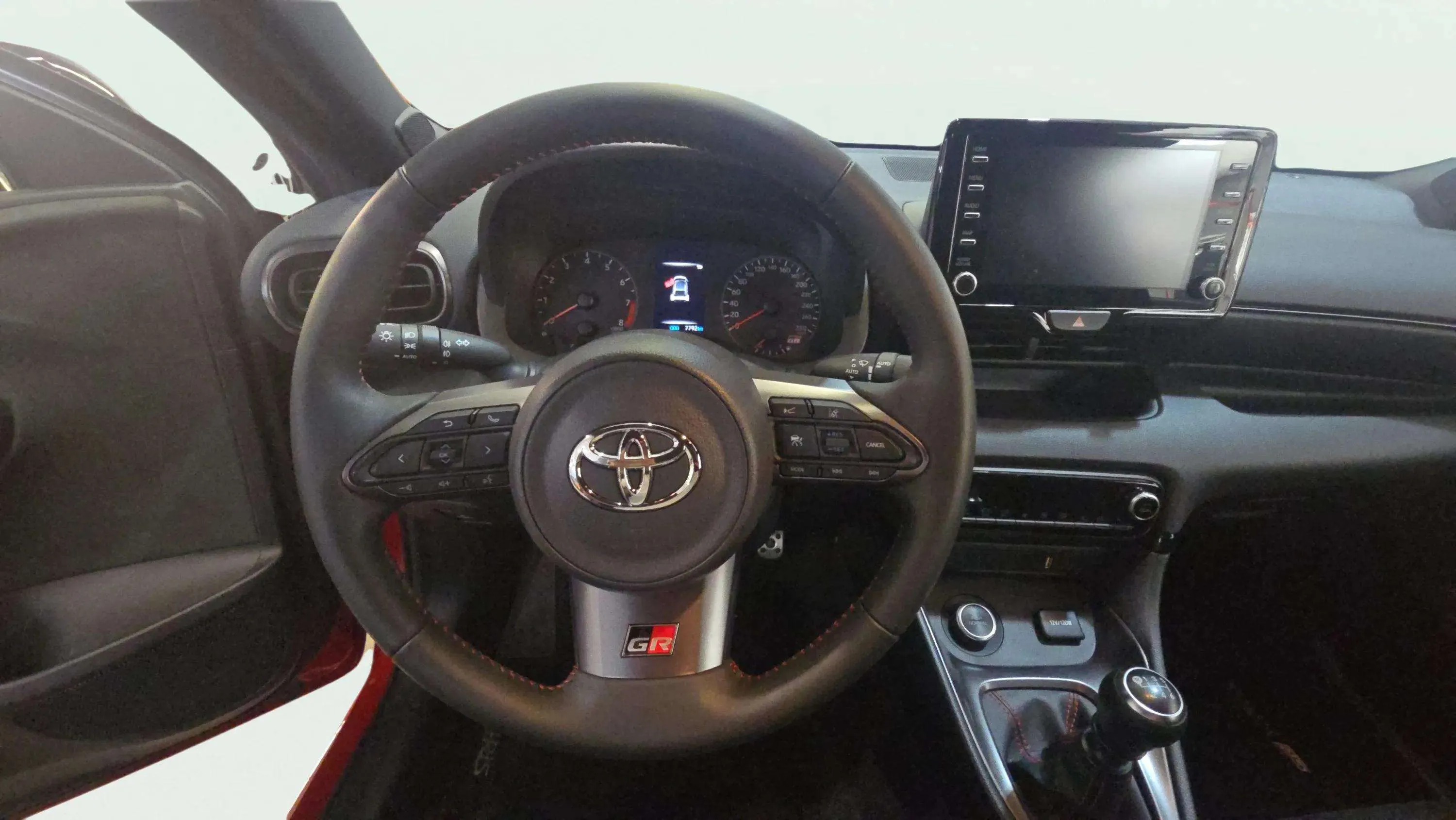 Toyota Yaris 1.6 RZ - foto 9