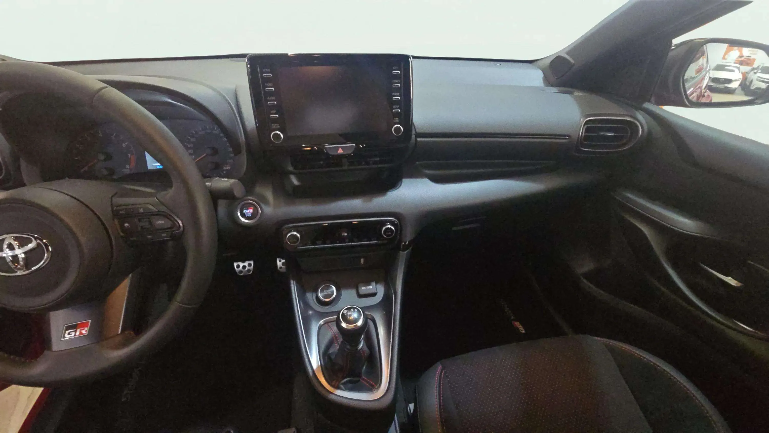 Toyota Yaris 1.6 RZ - foto 8