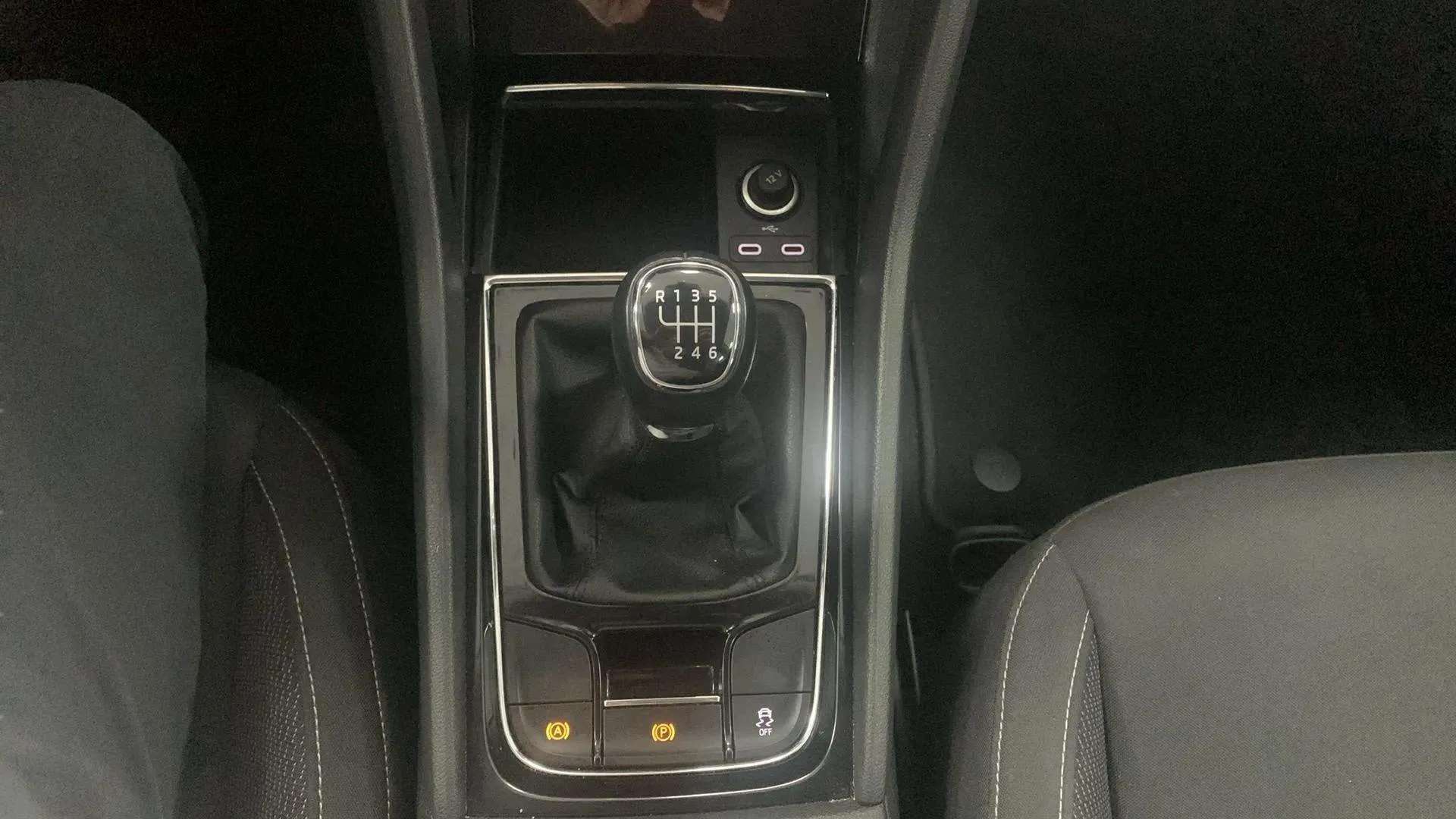 Škoda Karoq 2.0 TDI Selection - foto 16