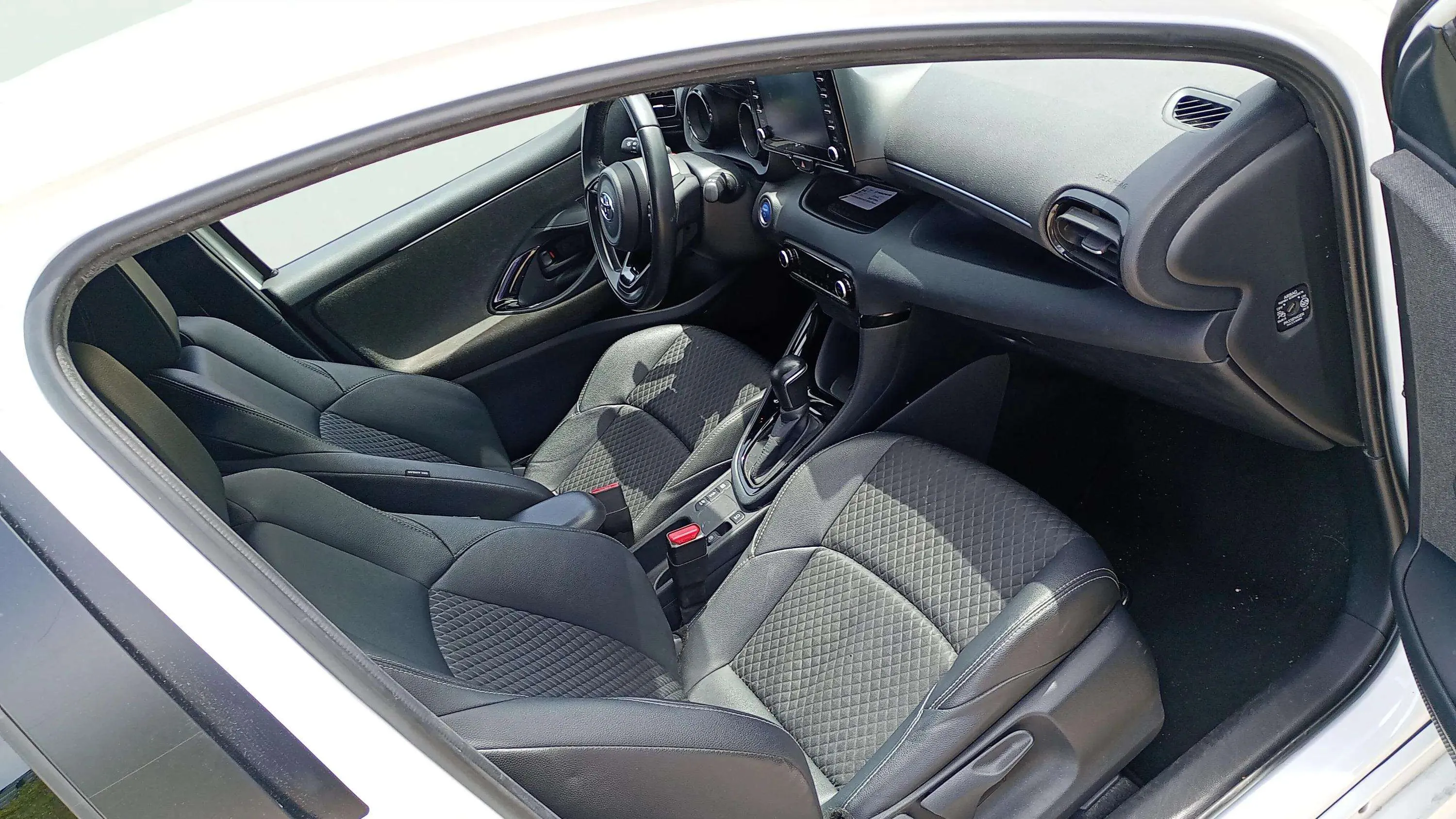 Toyota Yaris 1.5 120H Style - foto 22