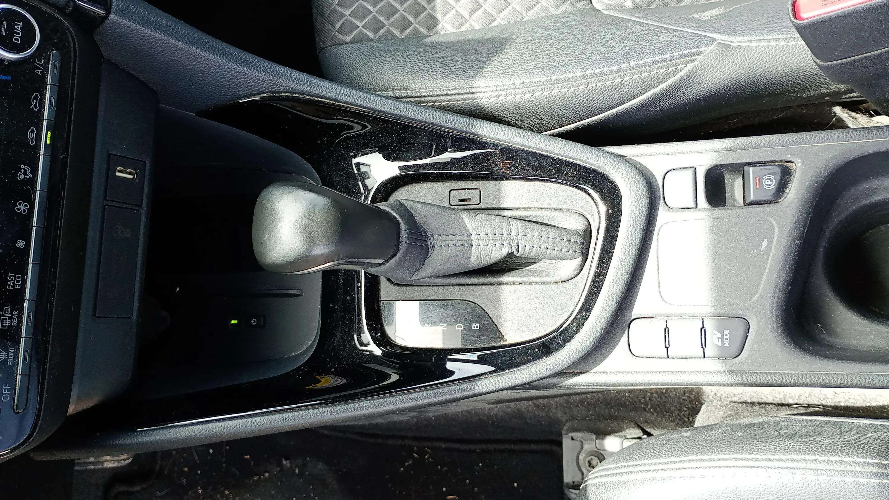 Toyota Yaris 1.5 120H Style - foto 25