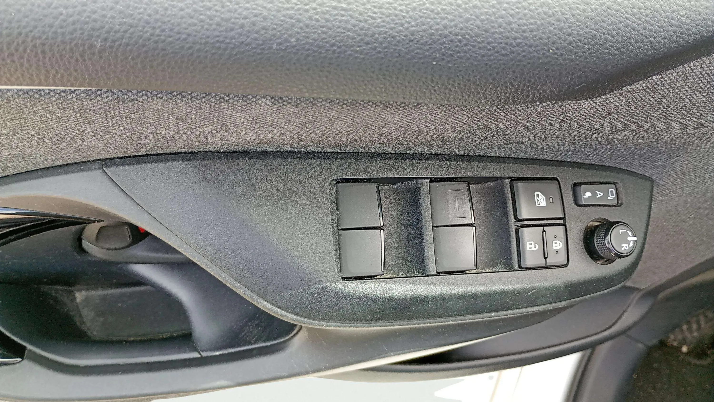 Toyota Yaris 1.5 120H Style - foto 24