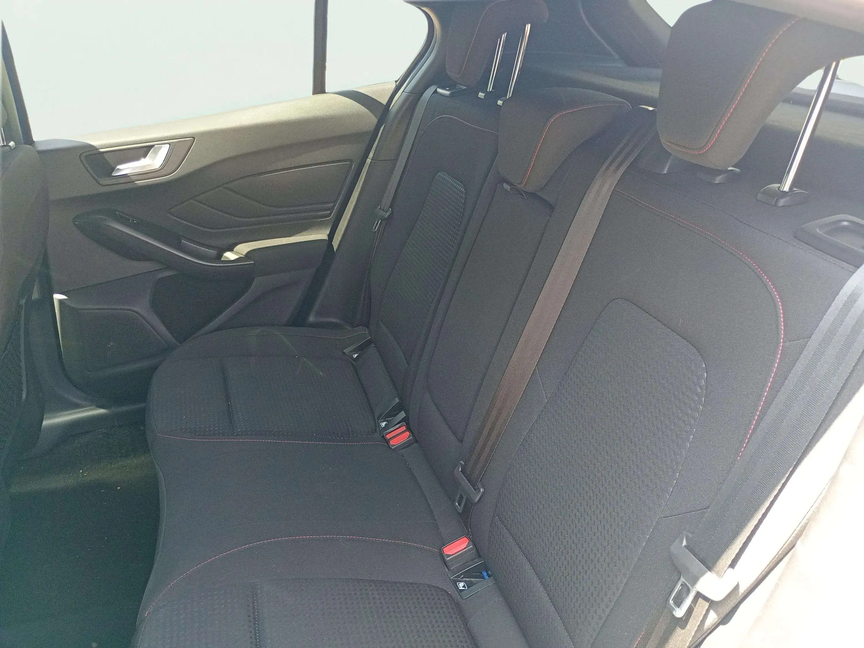 Ford Focus 1.0 EcoBoost MHEV ST-Line Design SIP - foto 12