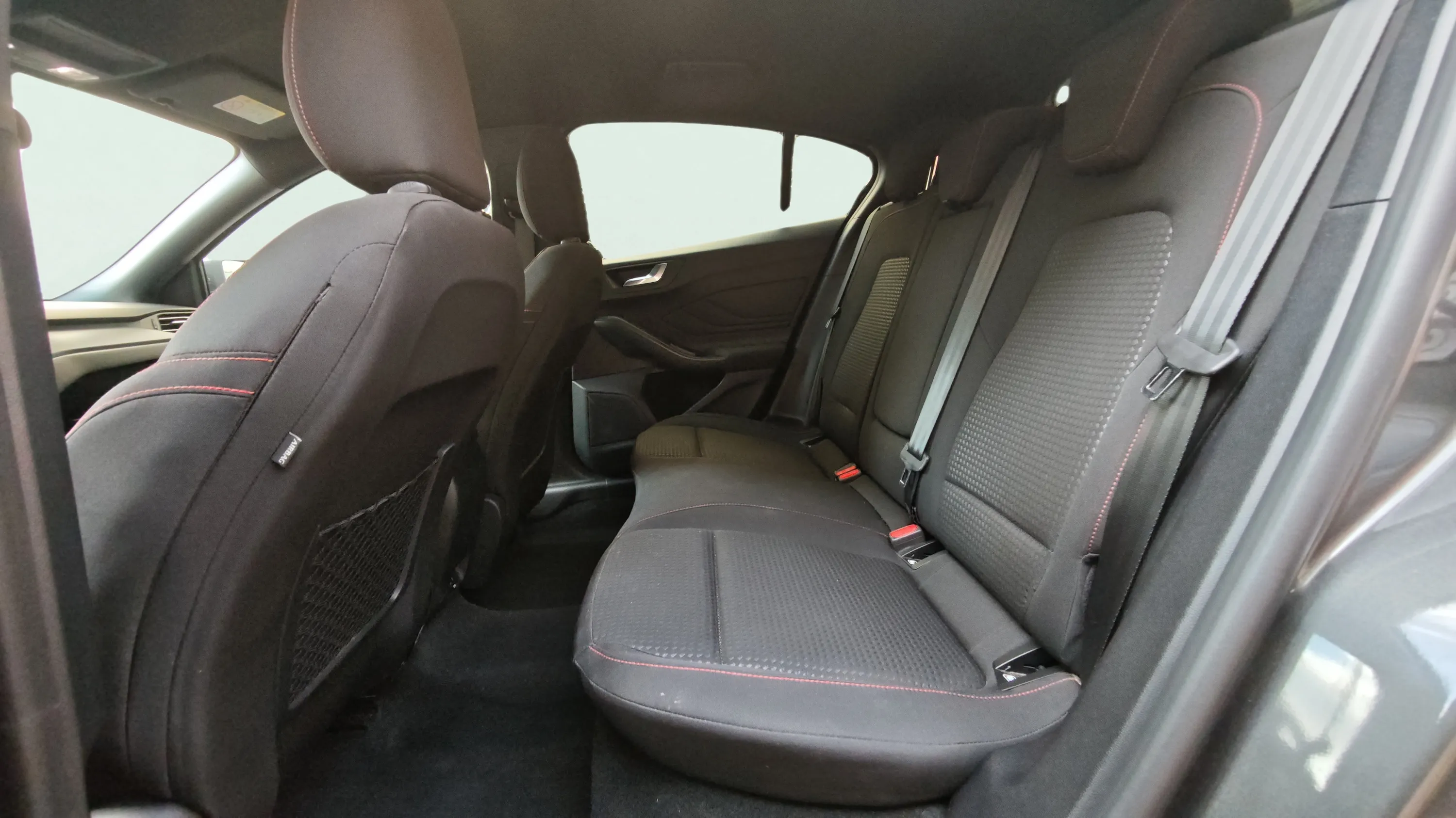 Ford Focus 1.0 EcoBoost MHEV ST-Line - foto 11