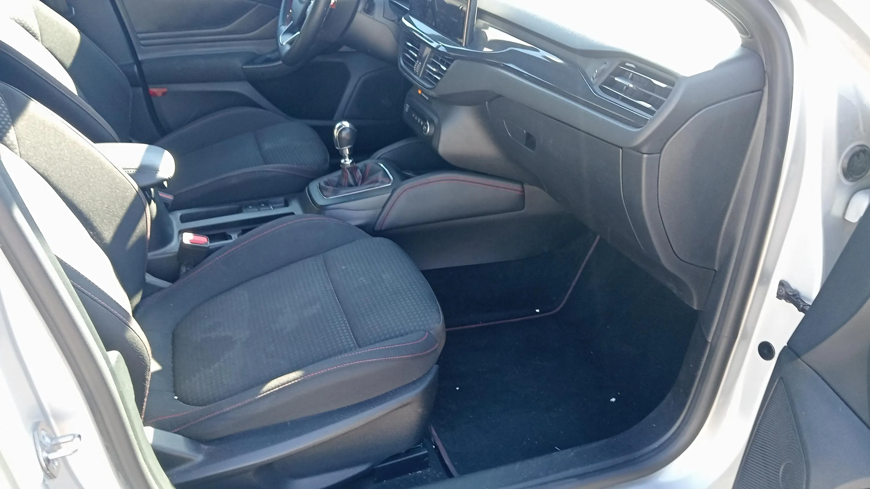 Ford Focus 1.0 EcoBoost MHEV ST-Line - foto 17