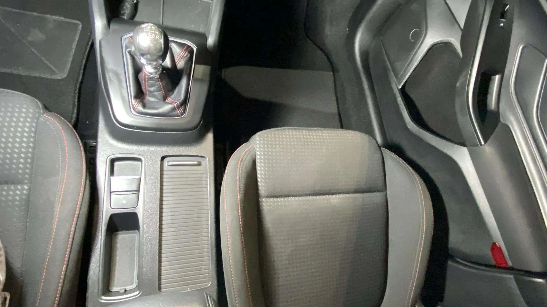 Ford Focus 1.0 EcoBoost MHEV ST-Line - foto 31