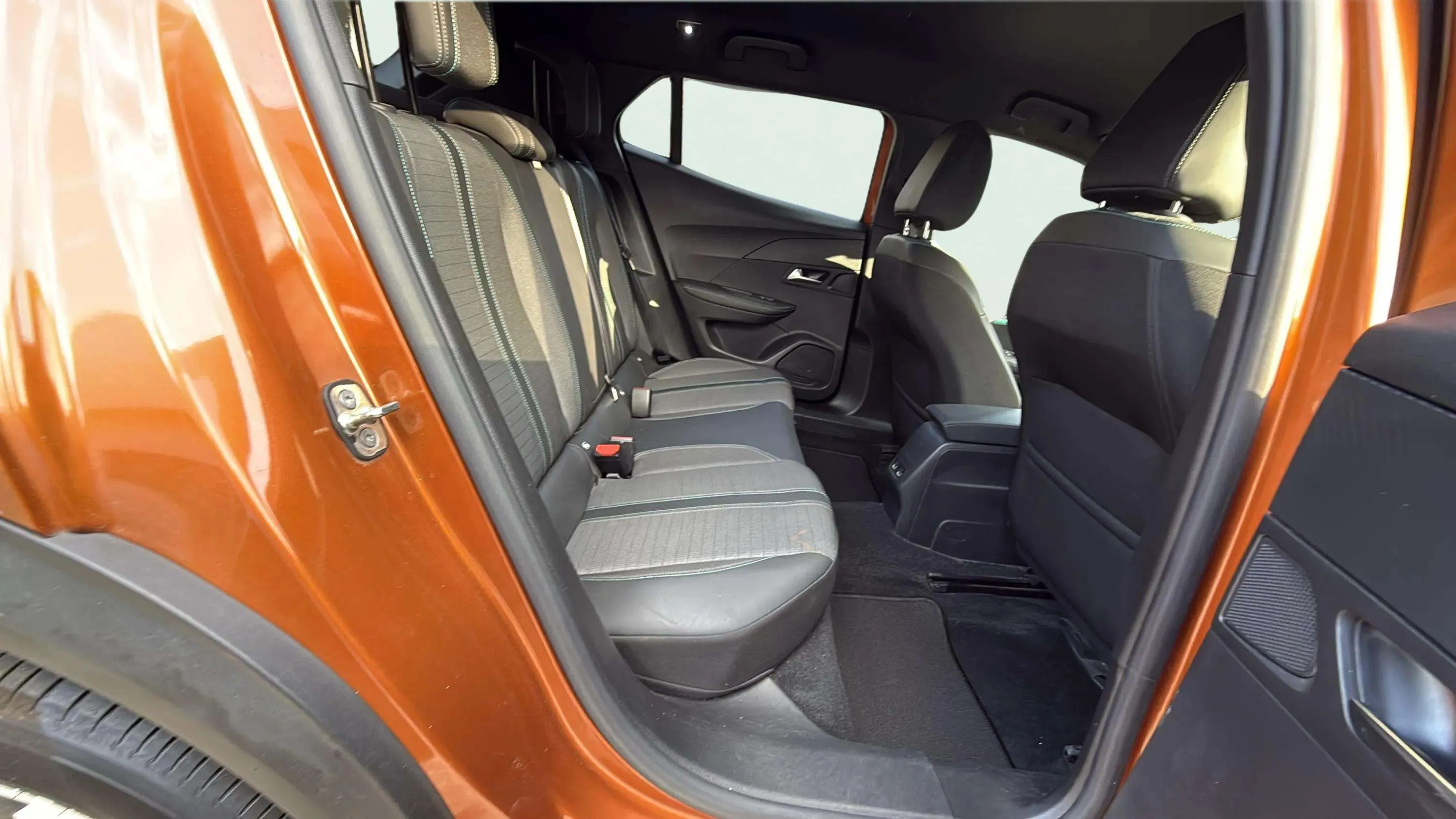 Peugeot 2008 Allure PureTech 130 EAT8 - foto 11