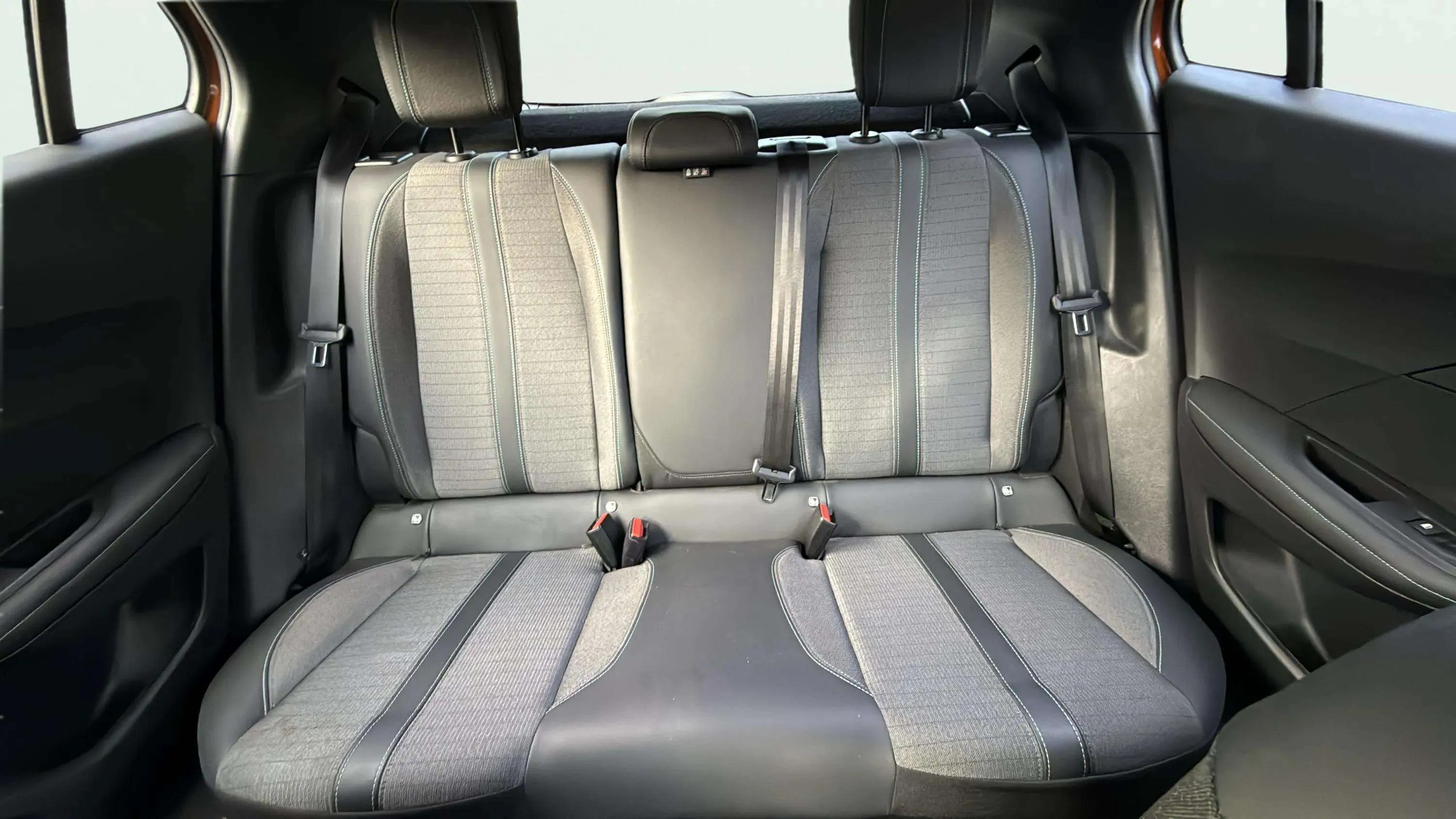 Peugeot 2008 Allure PureTech 130 EAT8 - foto 12