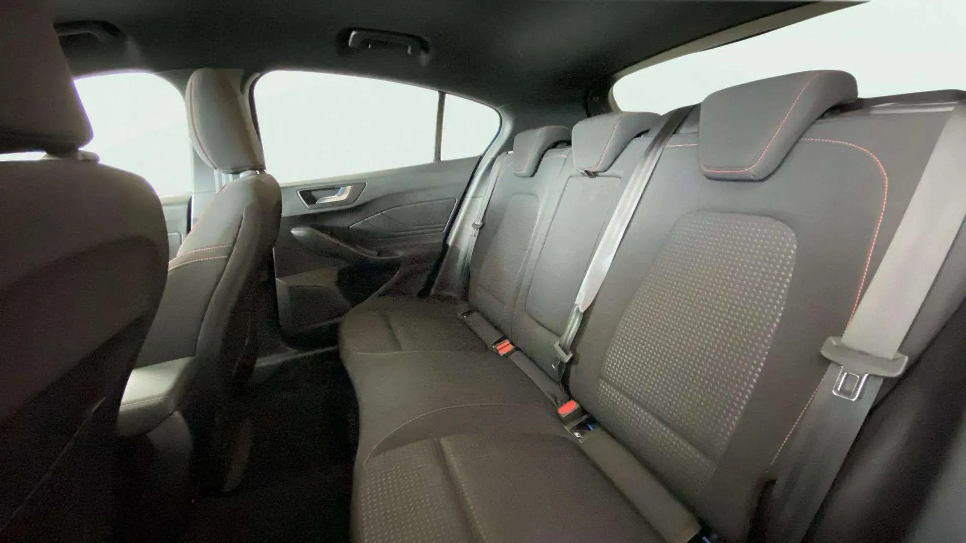 Ford Focus 1.0 EcoBoost MHEV ST-Line - foto 18