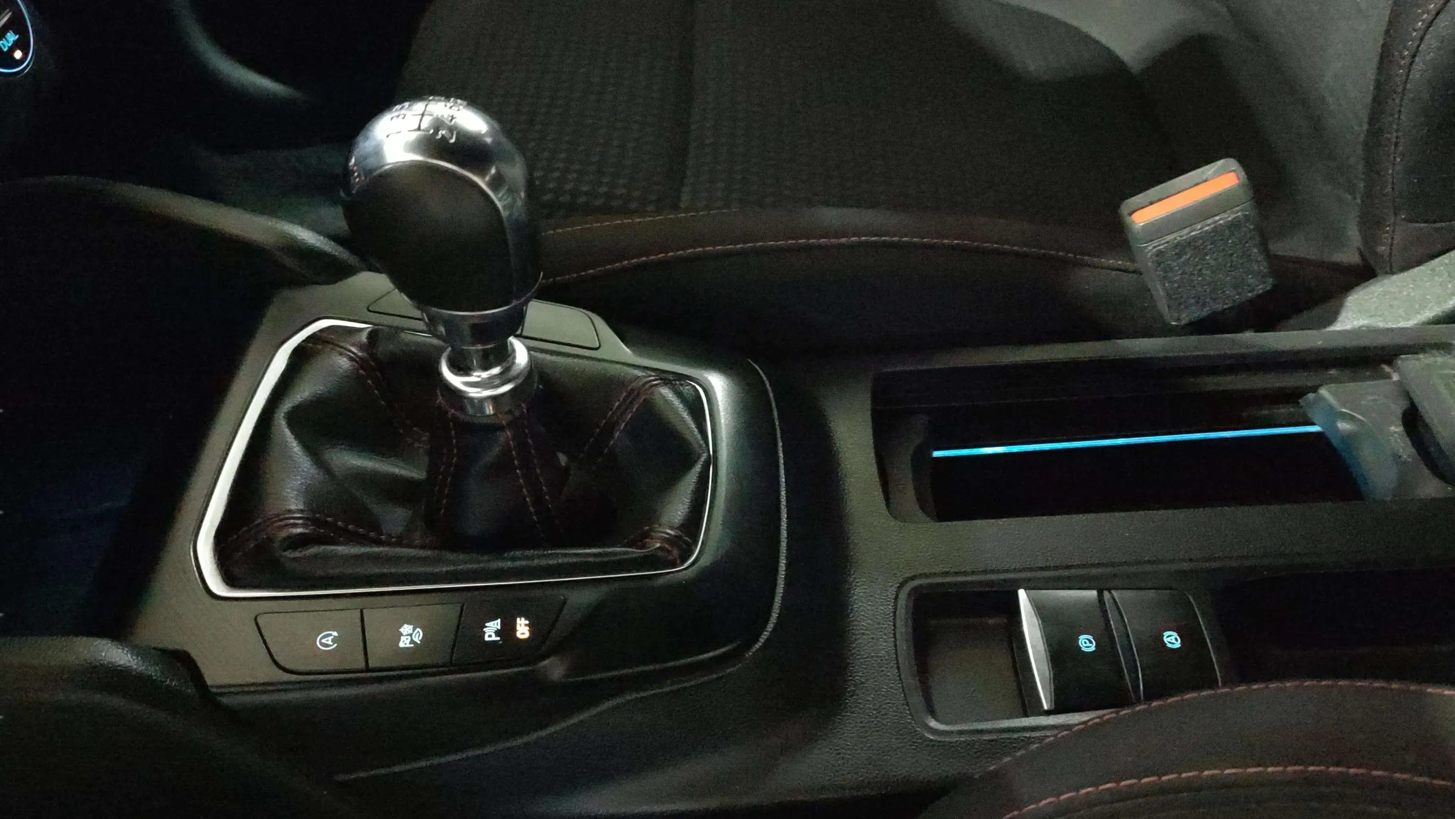 Ford Focus 1.0 EcoBoost MHEV ST-Line - foto 14
