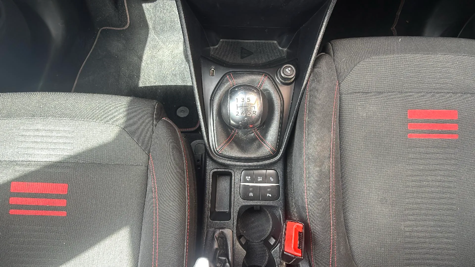 Ford Fiesta 1.0 EcoBoost MHEV ST-Line - foto 13