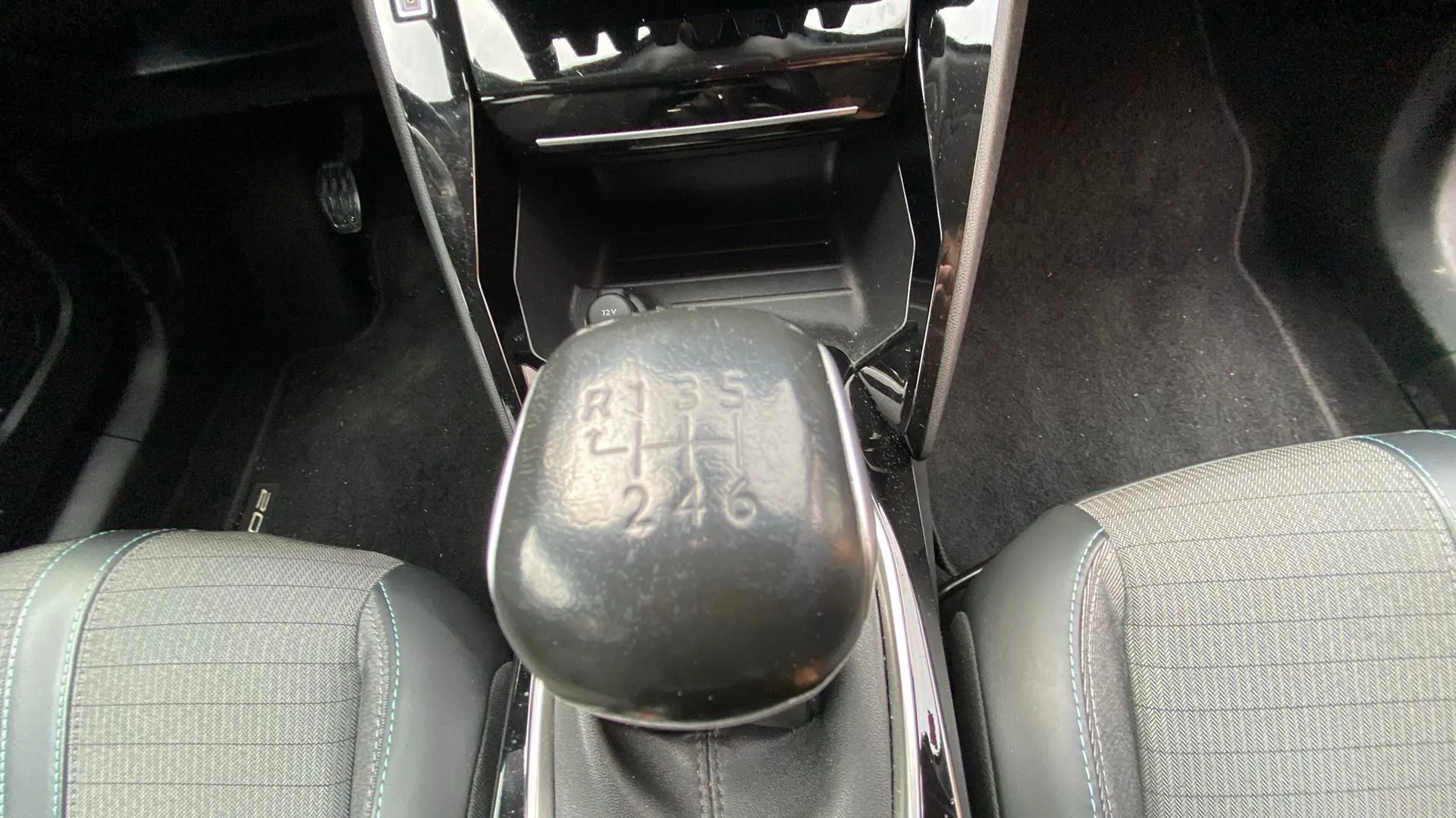 Peugeot 2008 Allure Pack PureTech 100 BVM6 - foto 18