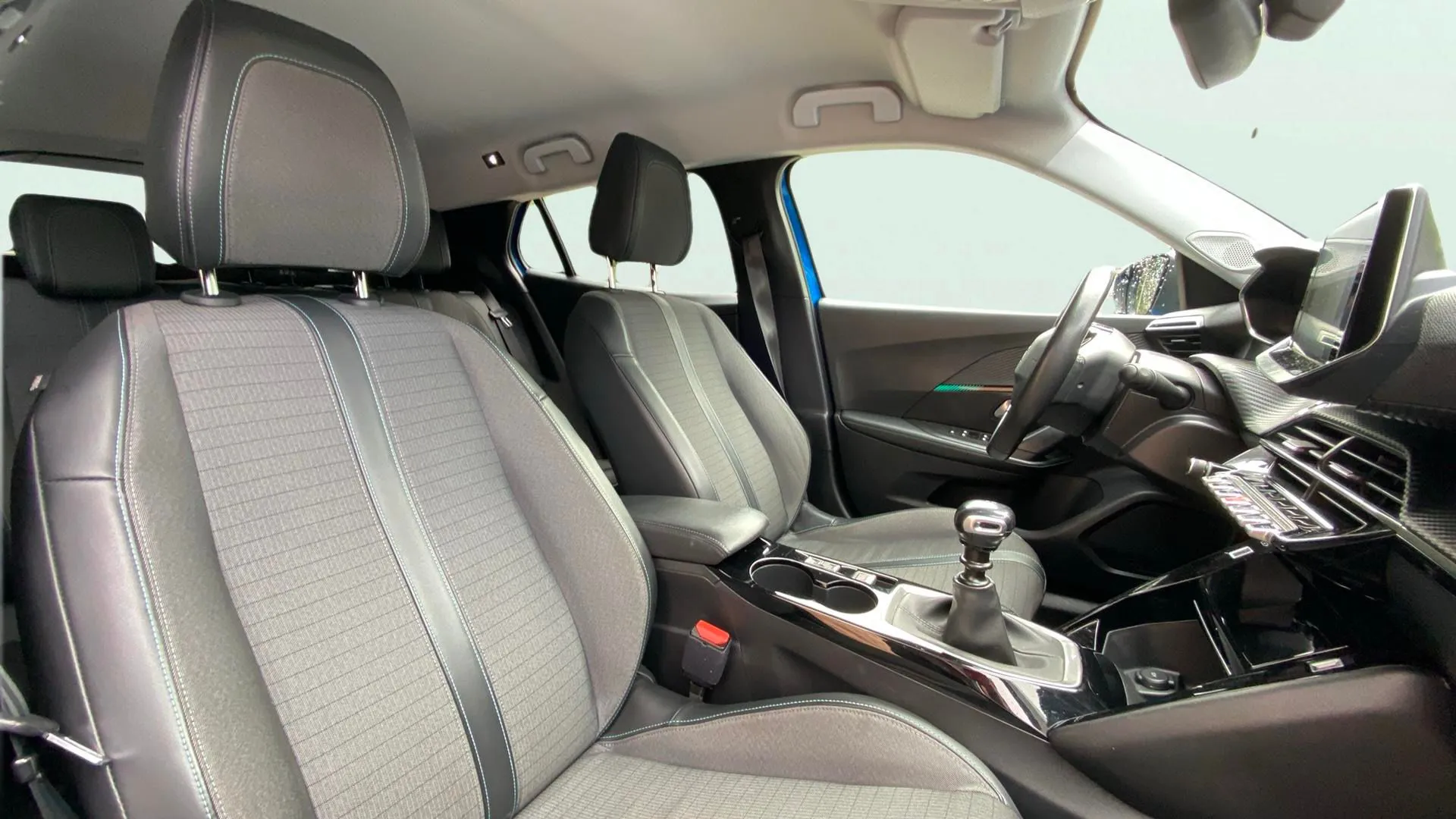 Peugeot 2008 Allure Pack PureTech 100 BVM6 - foto 24