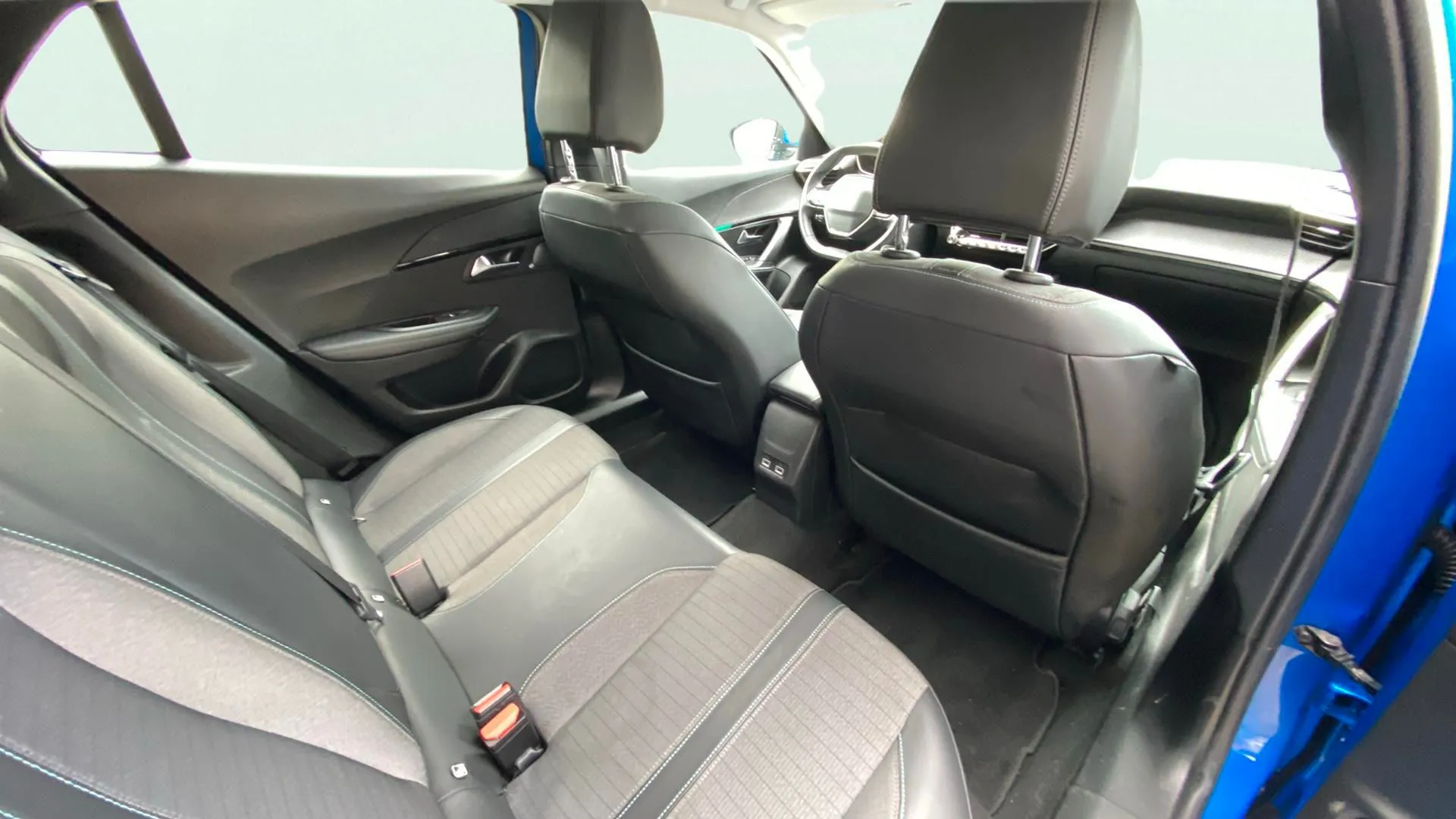 Peugeot 2008 Allure Pack PureTech 100 BVM6 - foto 28