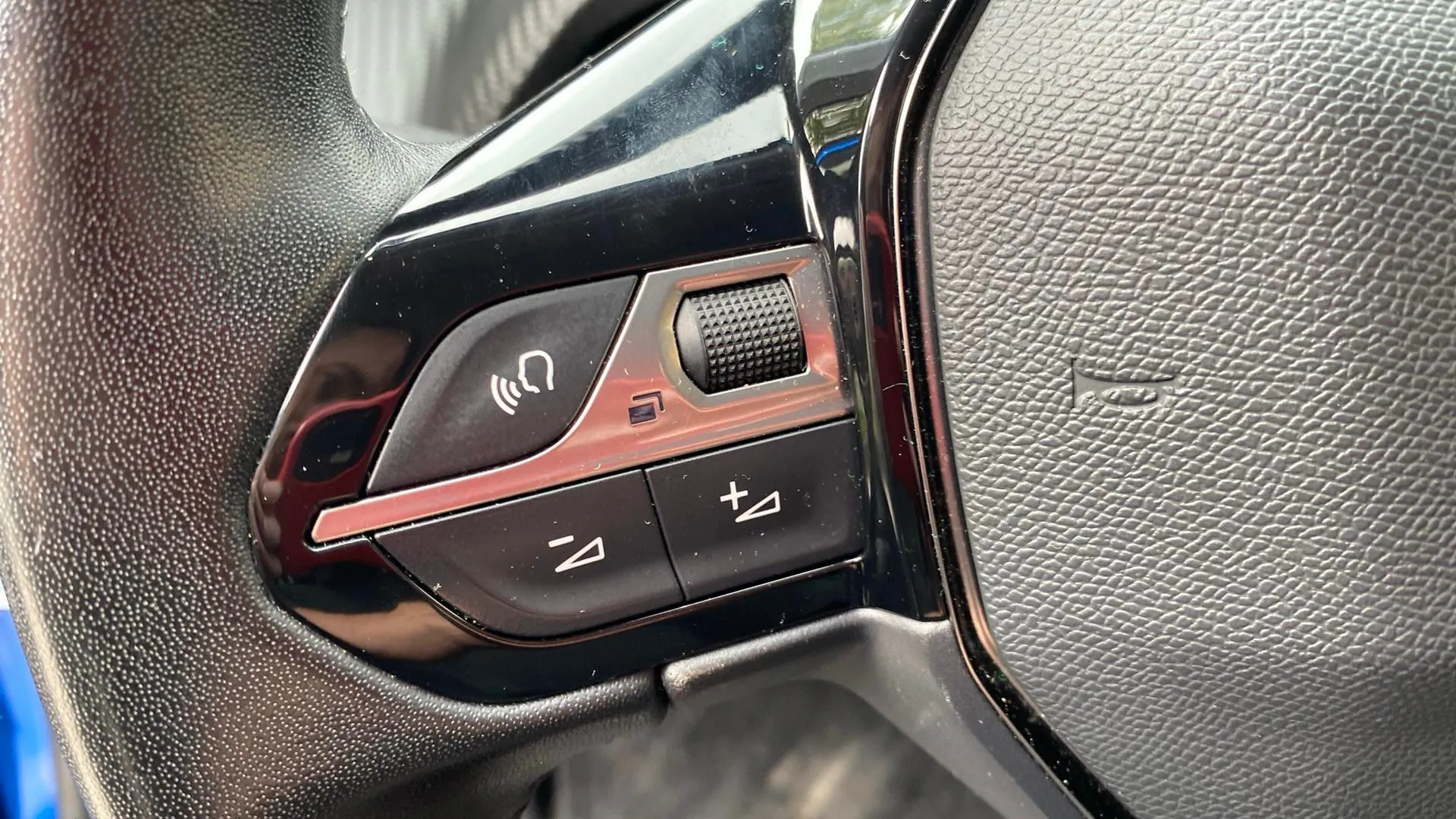 Peugeot 2008 Allure Pack PureTech 100 BVM6 - foto 14
