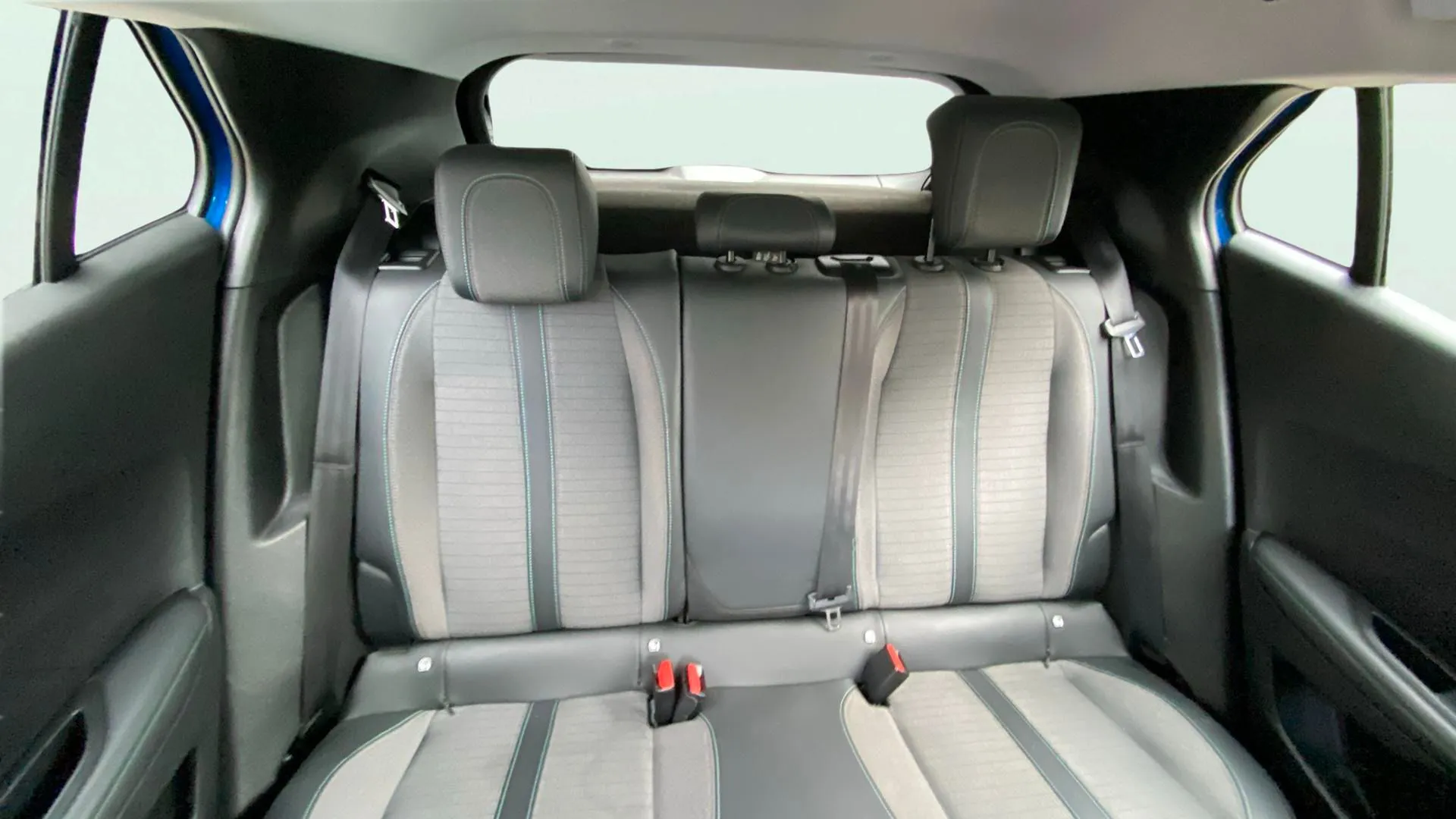 Peugeot 2008 Allure Pack PureTech 100 BVM6 - foto 27