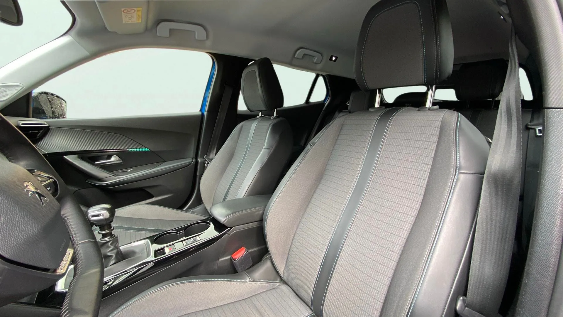 Peugeot 2008 Allure Pack PureTech 100 BVM6 - foto 23