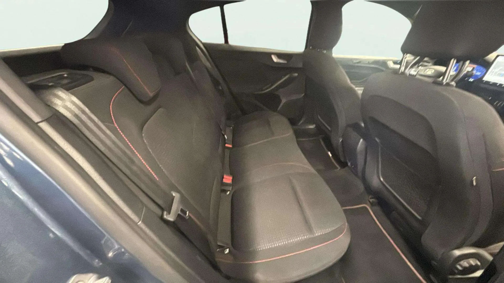 Ford Focus 1.0 EcoBoost MHEV ST-Line - foto 18