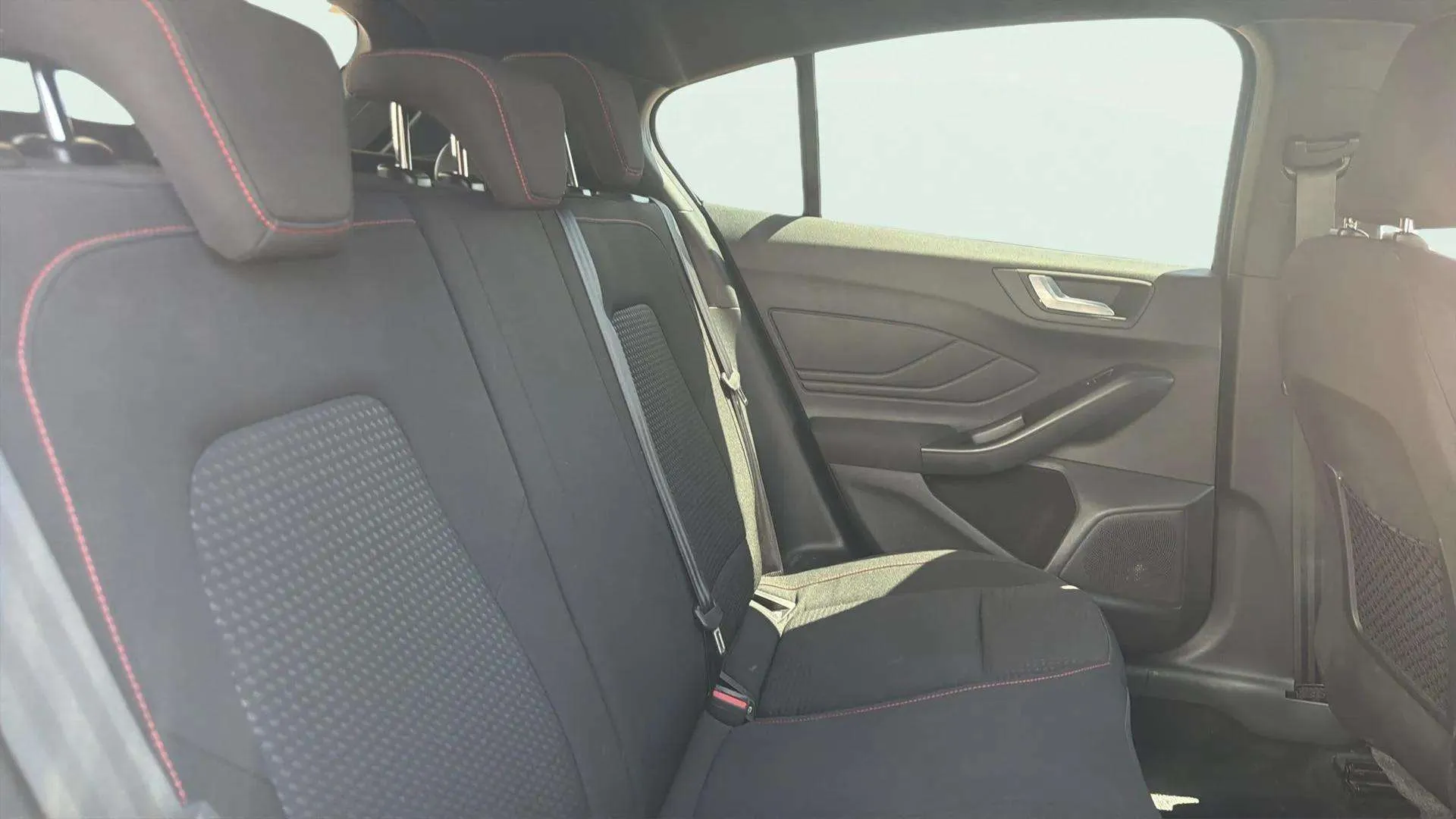 Ford Focus 1.0 EcoBoost MHEV ST-Line - foto 19
