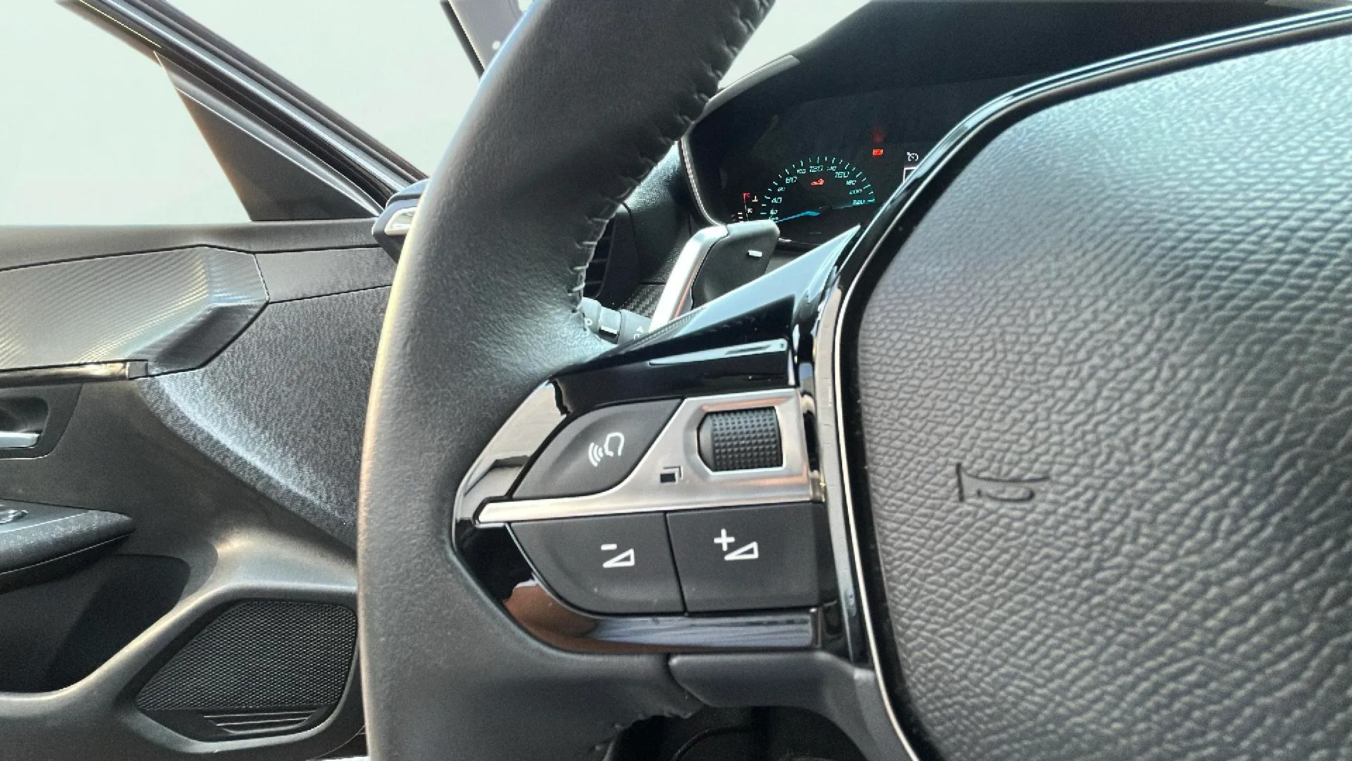 Peugeot 208 Style Hybrid 110 eDCS6 - foto 17