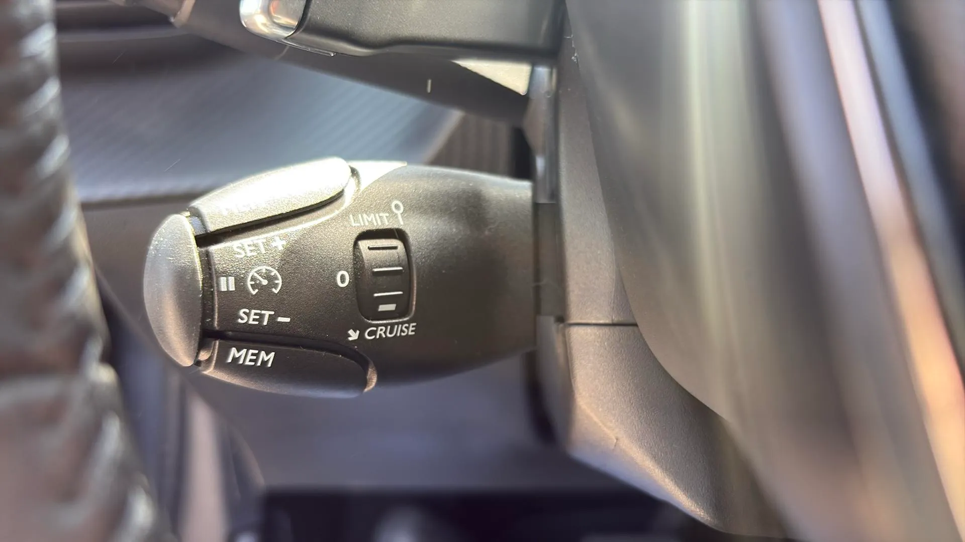 Peugeot 208 Allure Hybrid 100 eDCS6 - foto 12
