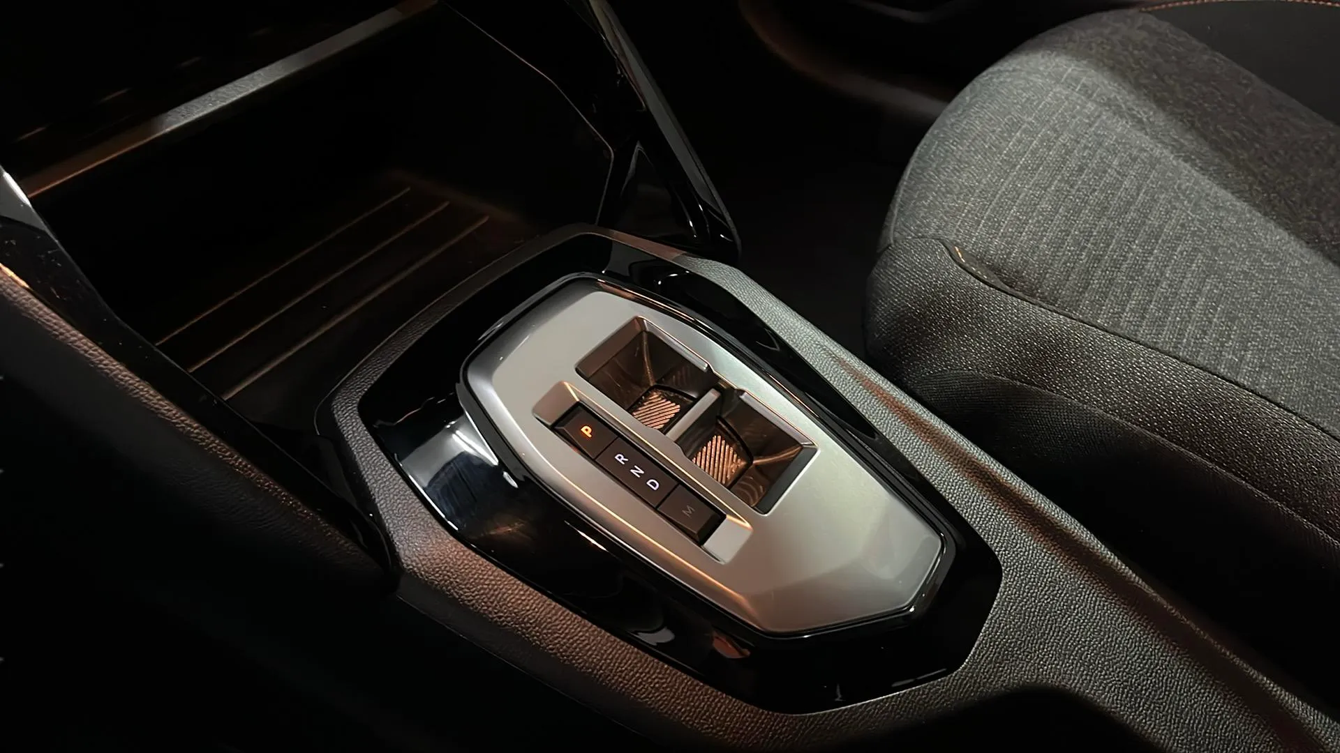 Peugeot 208 Style Hybrid 110 eDCS6 - foto 14