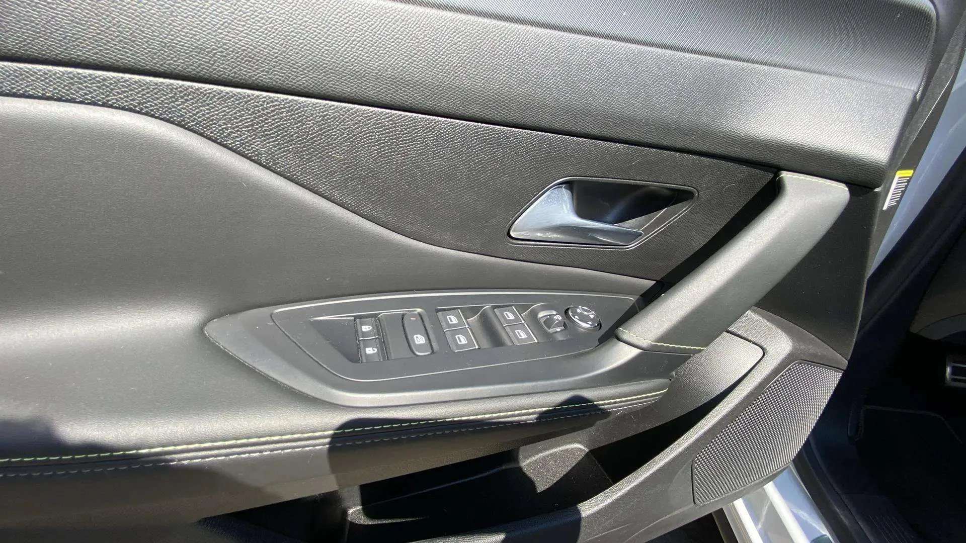 Peugeot 408 Allure Plug-IN Hybrid 225 e-EAT8 - foto 7