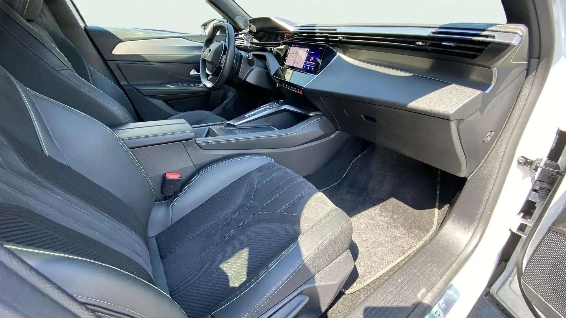 Peugeot 408 Allure Plug-IN Hybrid 225 e-EAT8 - foto 16