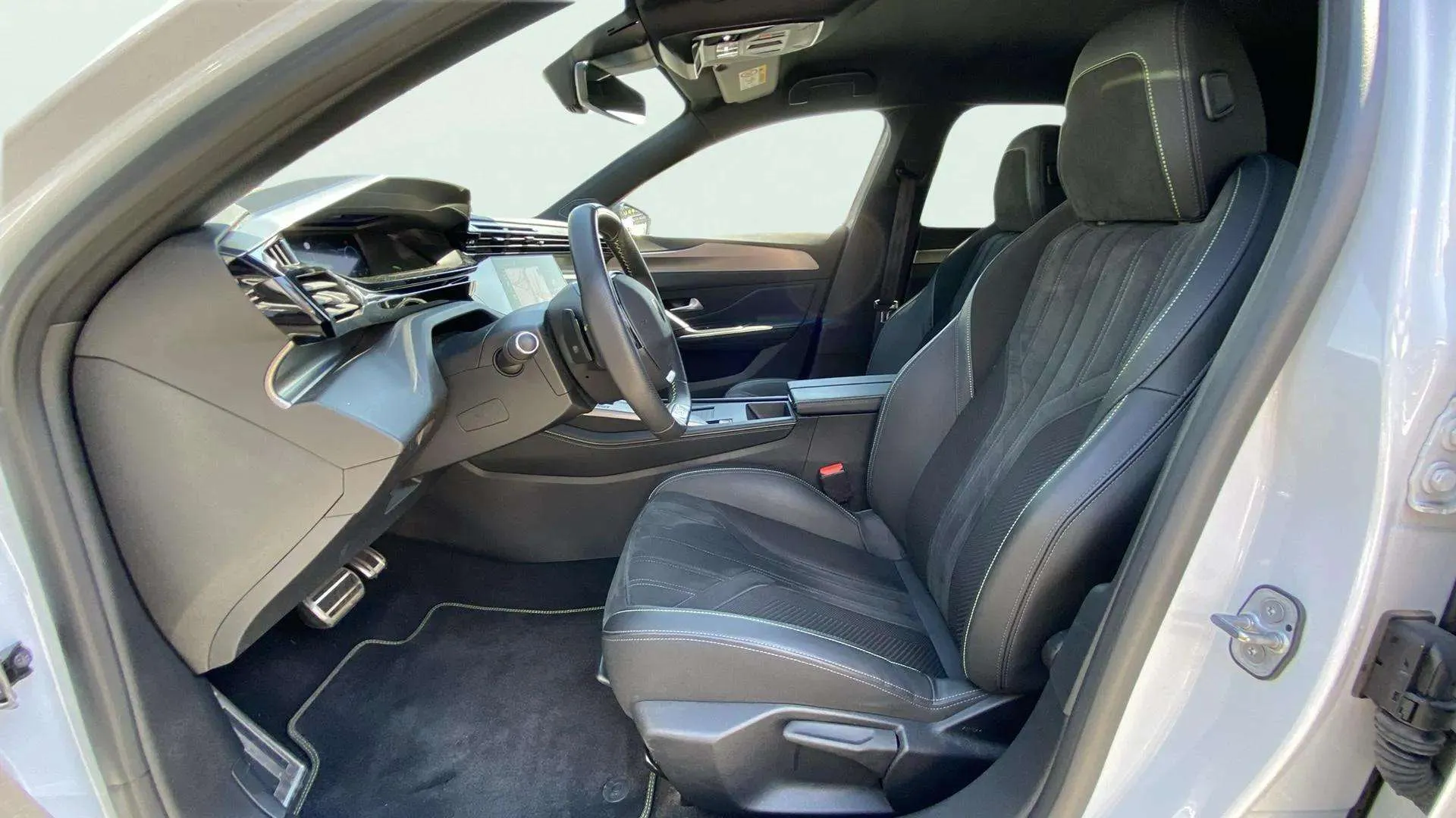 Peugeot 408 Allure Plug-IN Hybrid 225 e-EAT8 - foto 13