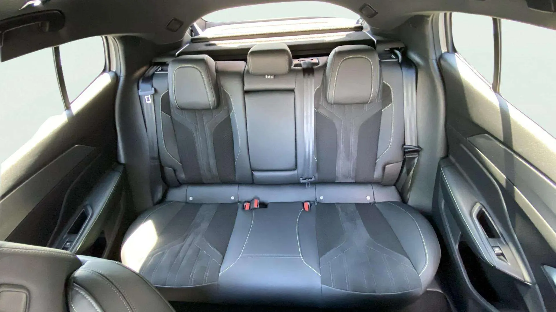 Peugeot 408 Allure Plug-IN Hybrid 225 e-EAT8 - foto 15