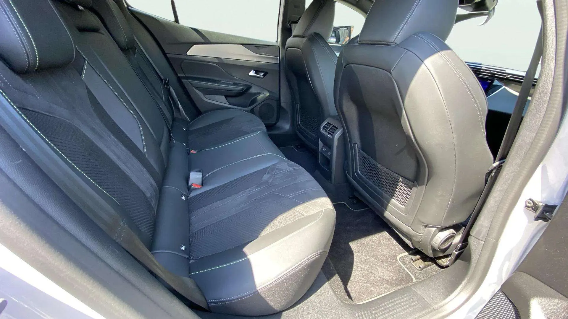 Peugeot 408 Allure Plug-IN Hybrid 225 e-EAT8 - foto 17