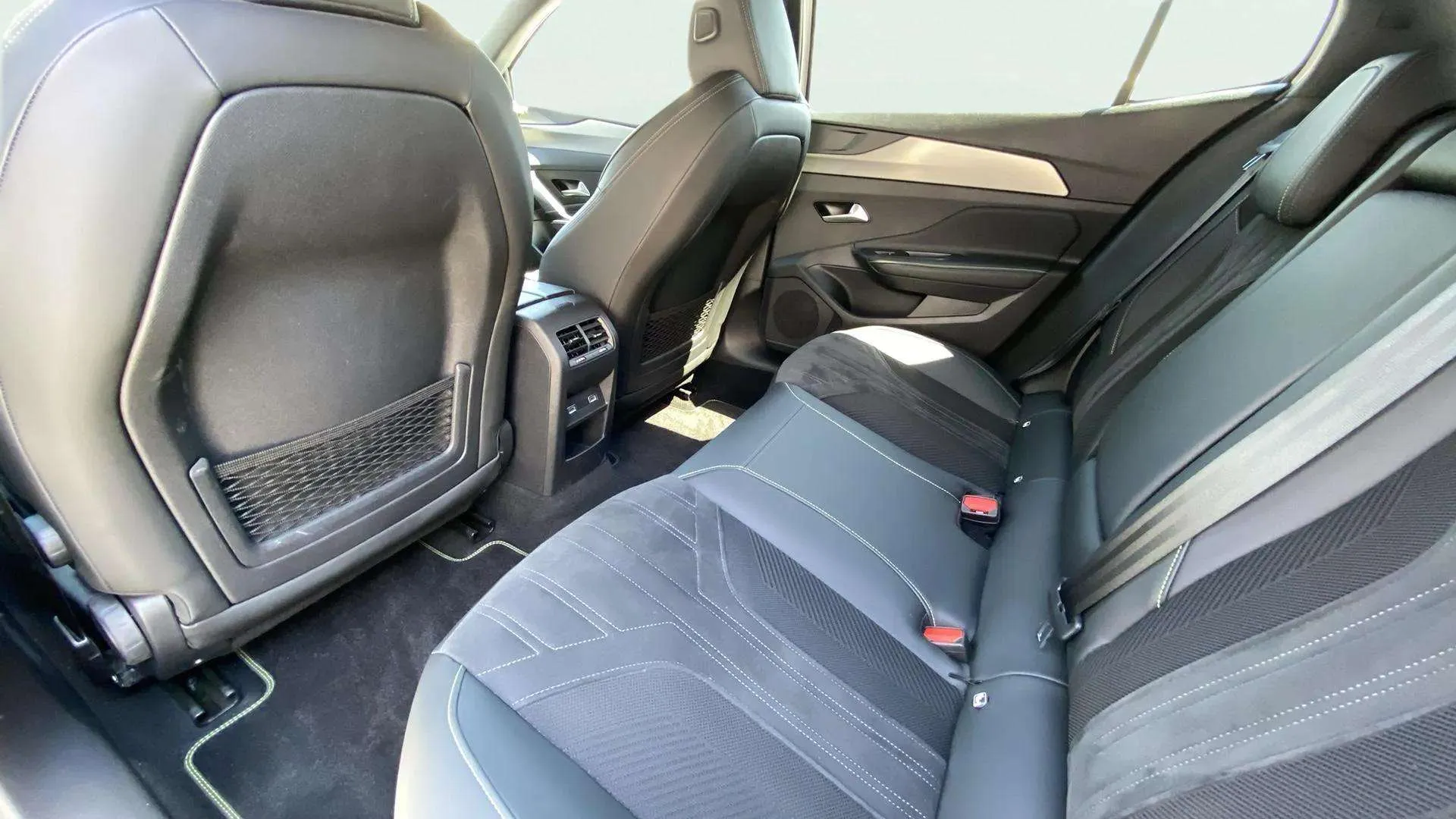 Peugeot 408 Allure Plug-IN Hybrid 225 e-EAT8 - foto 14