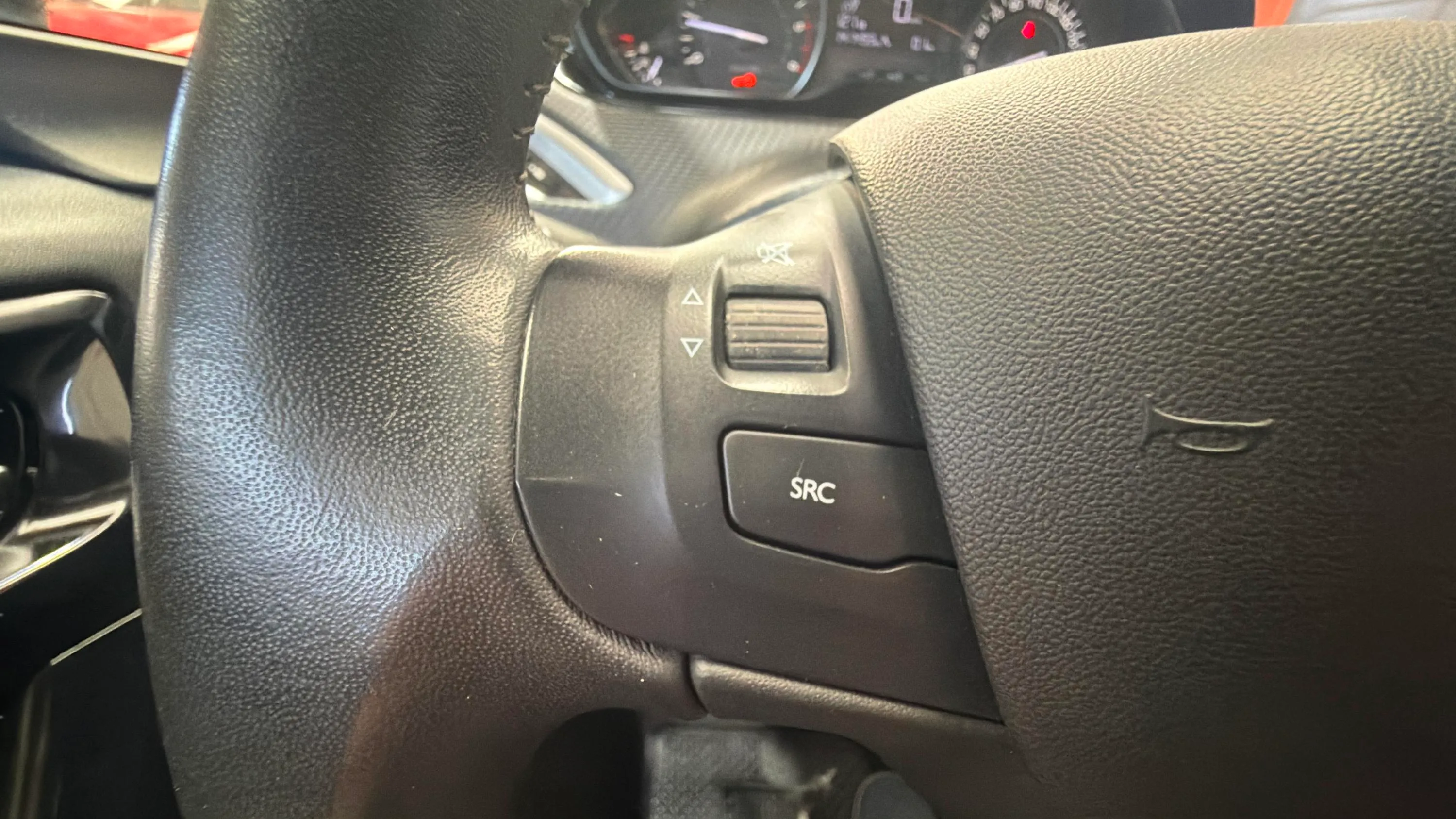 Peugeot 2008 Active BlueHDi 100 BVM6 - foto 19