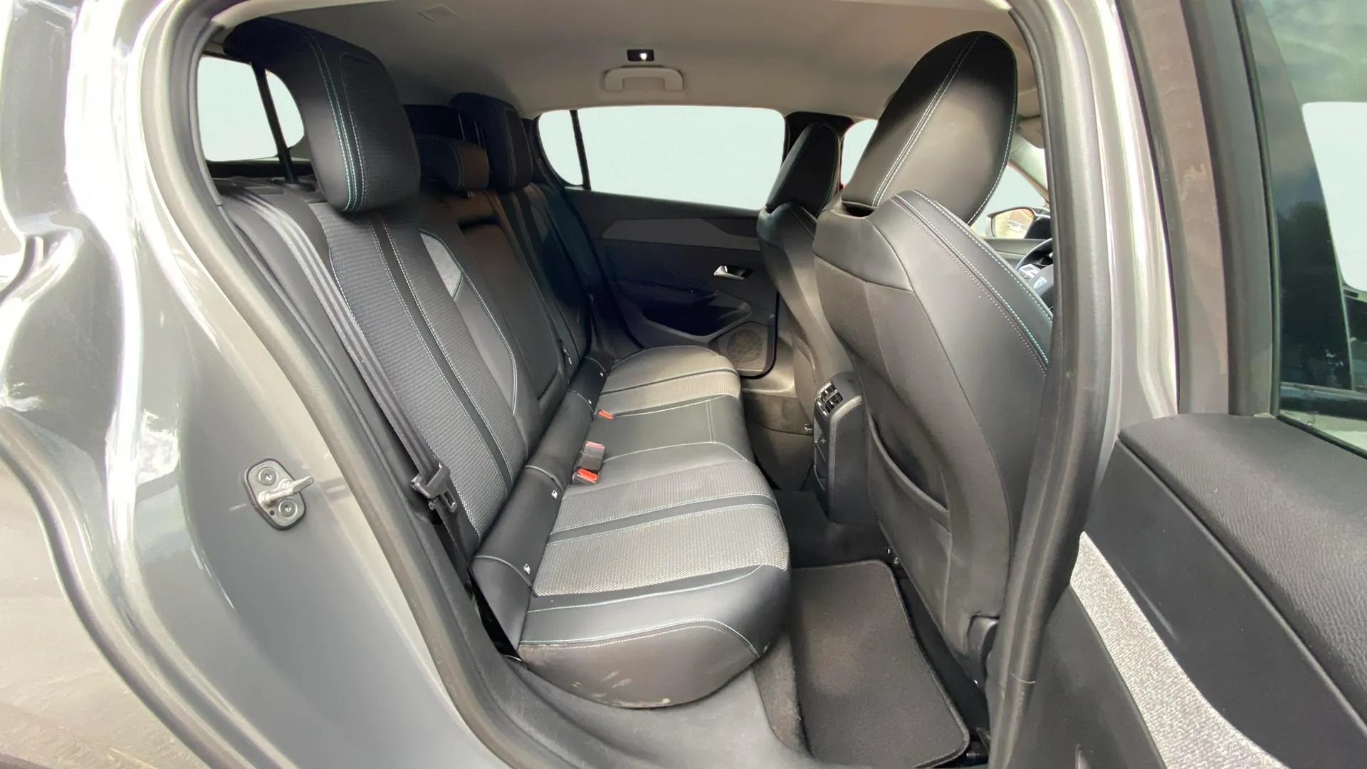 Peugeot 308 Allure BlueHDi 130 EAT8 - foto 14