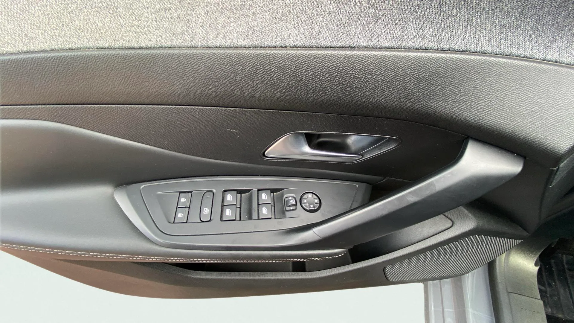 Peugeot 308 Allure BlueHDi 130 EAT8 - foto 18