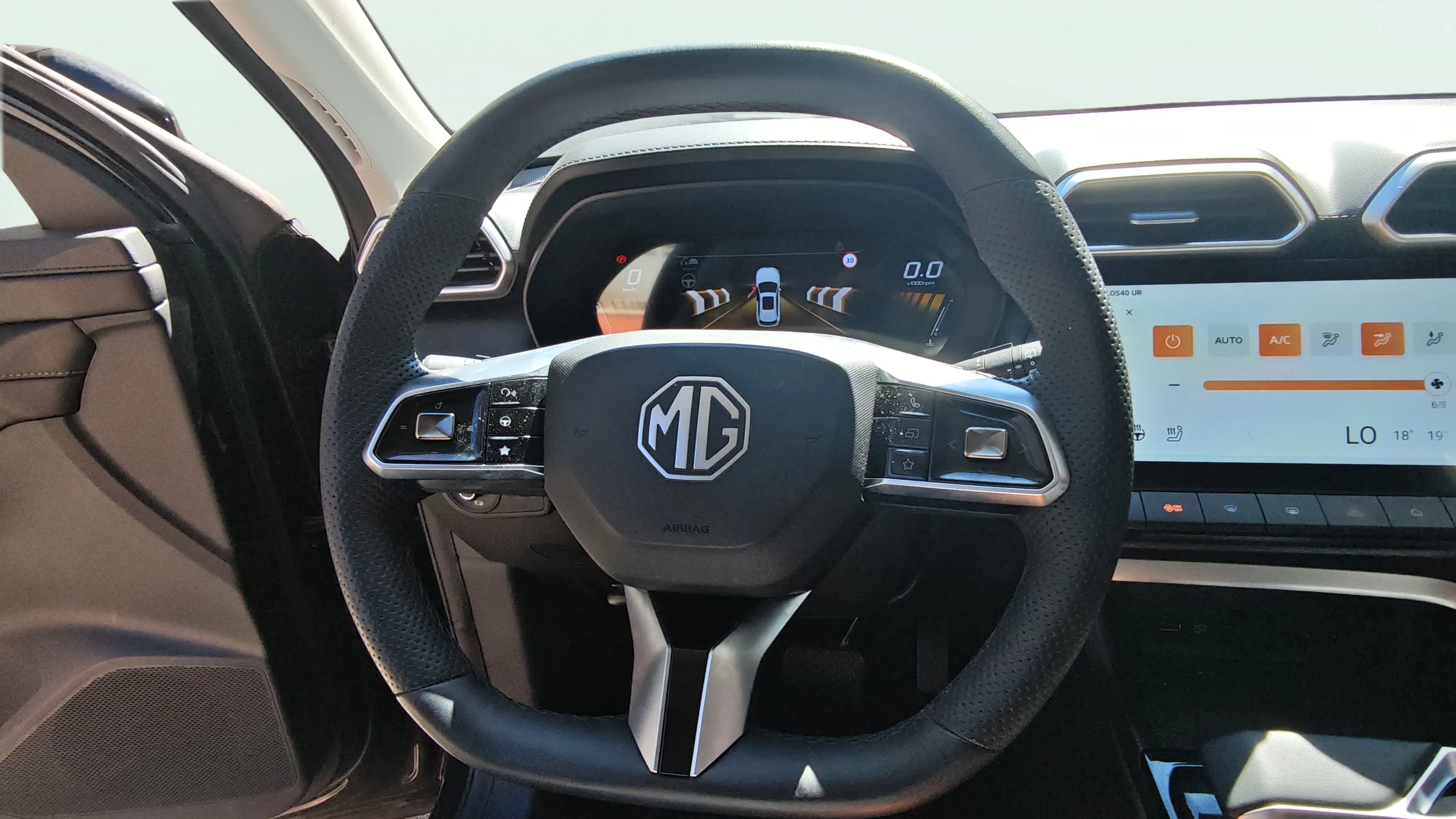 MG ZS Hybrid+ Luxury - foto 18